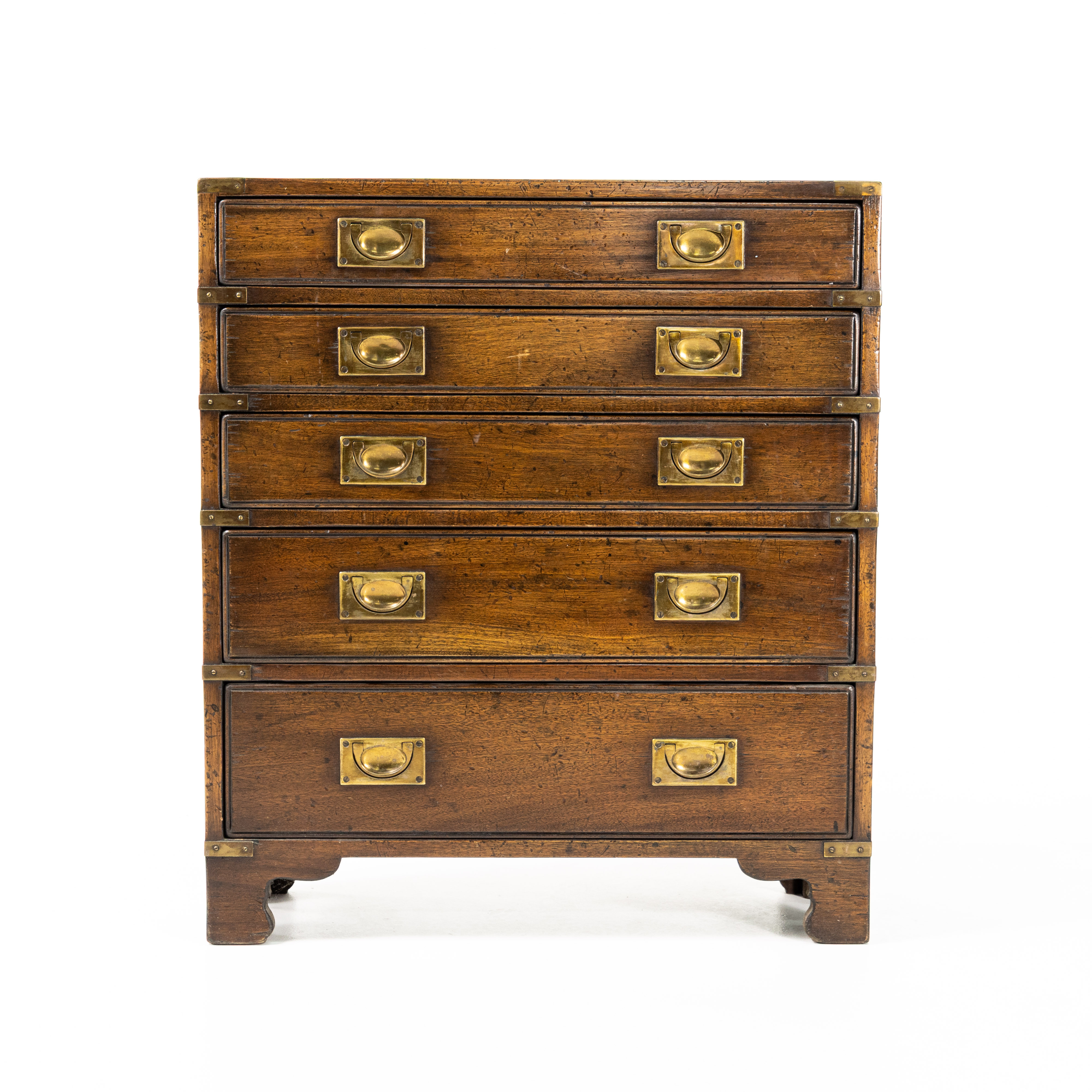 MINDRE BYRÅ, med mässingsbeslag, höjd 82 cm.