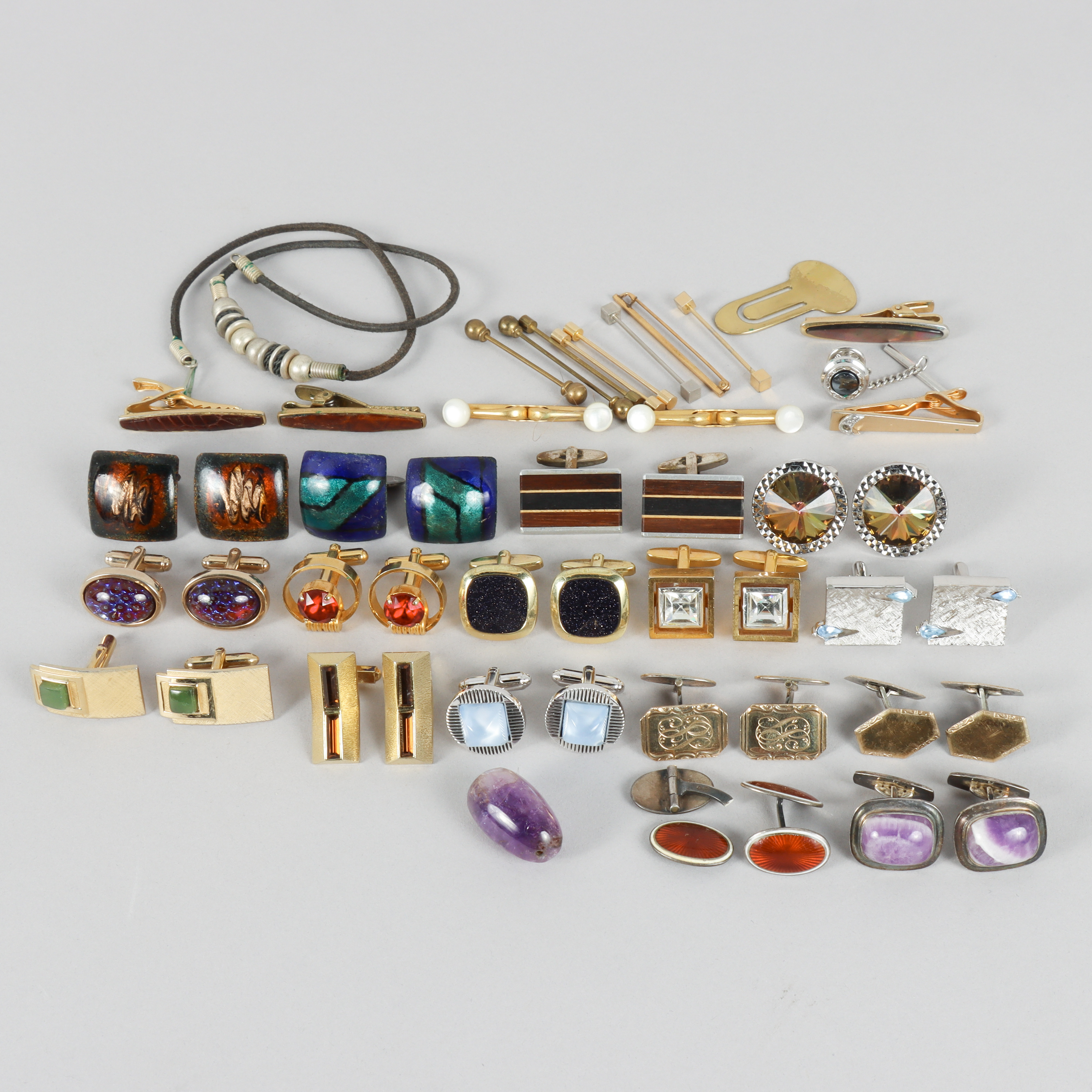 MANSCHETTKNAPPAR med mera, några delar silver.