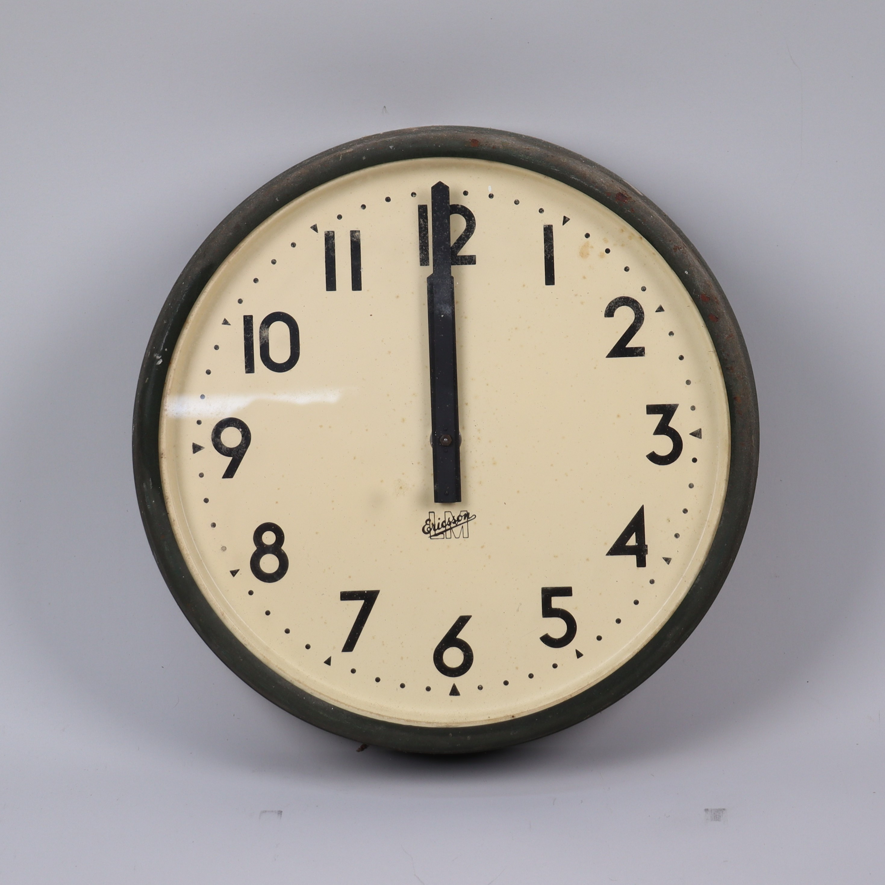 VÄGGKLOCKA, industri, LM Ericsson, centralstyrd, 1900-talets andra häflt.