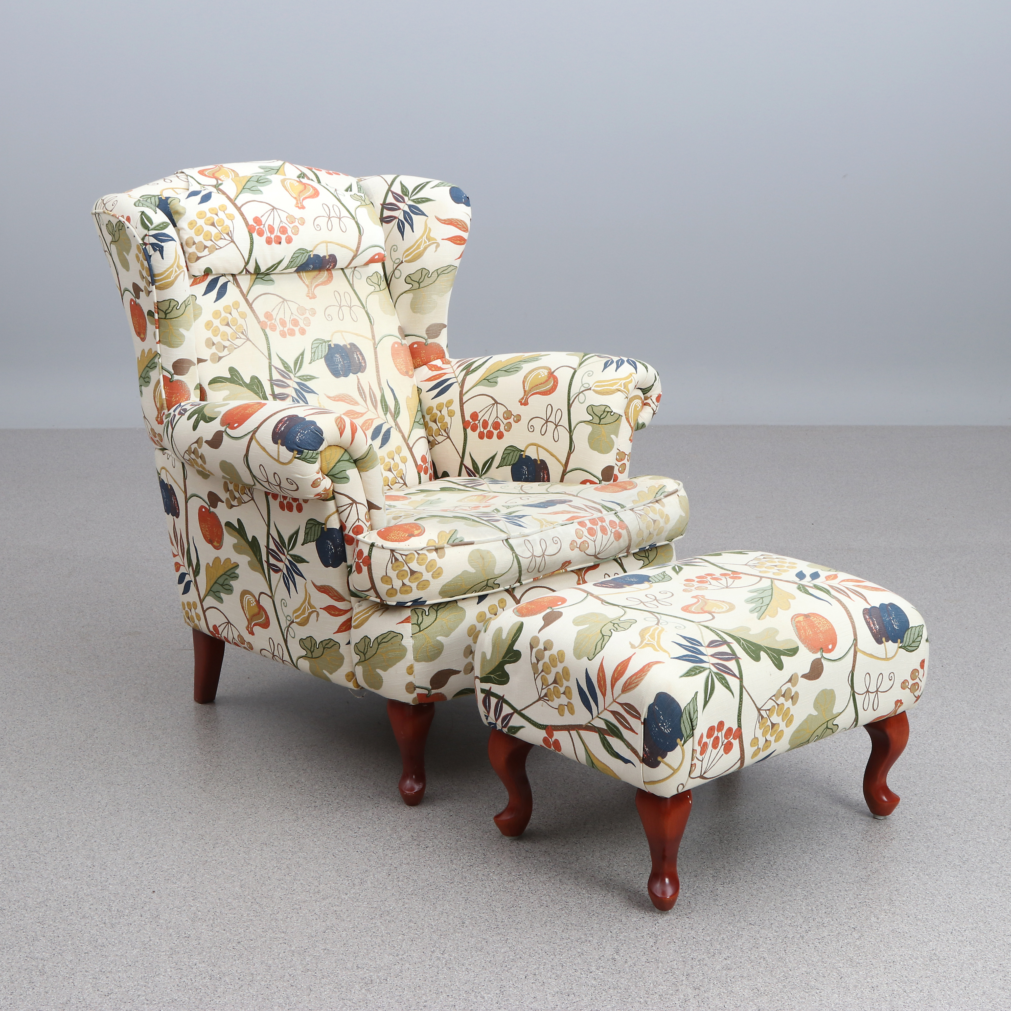 BRÖDERNA ANDERSSON, FÅTÖLJ MED FOTPALL. Textilklädsel. 1900-talets andra hälft.