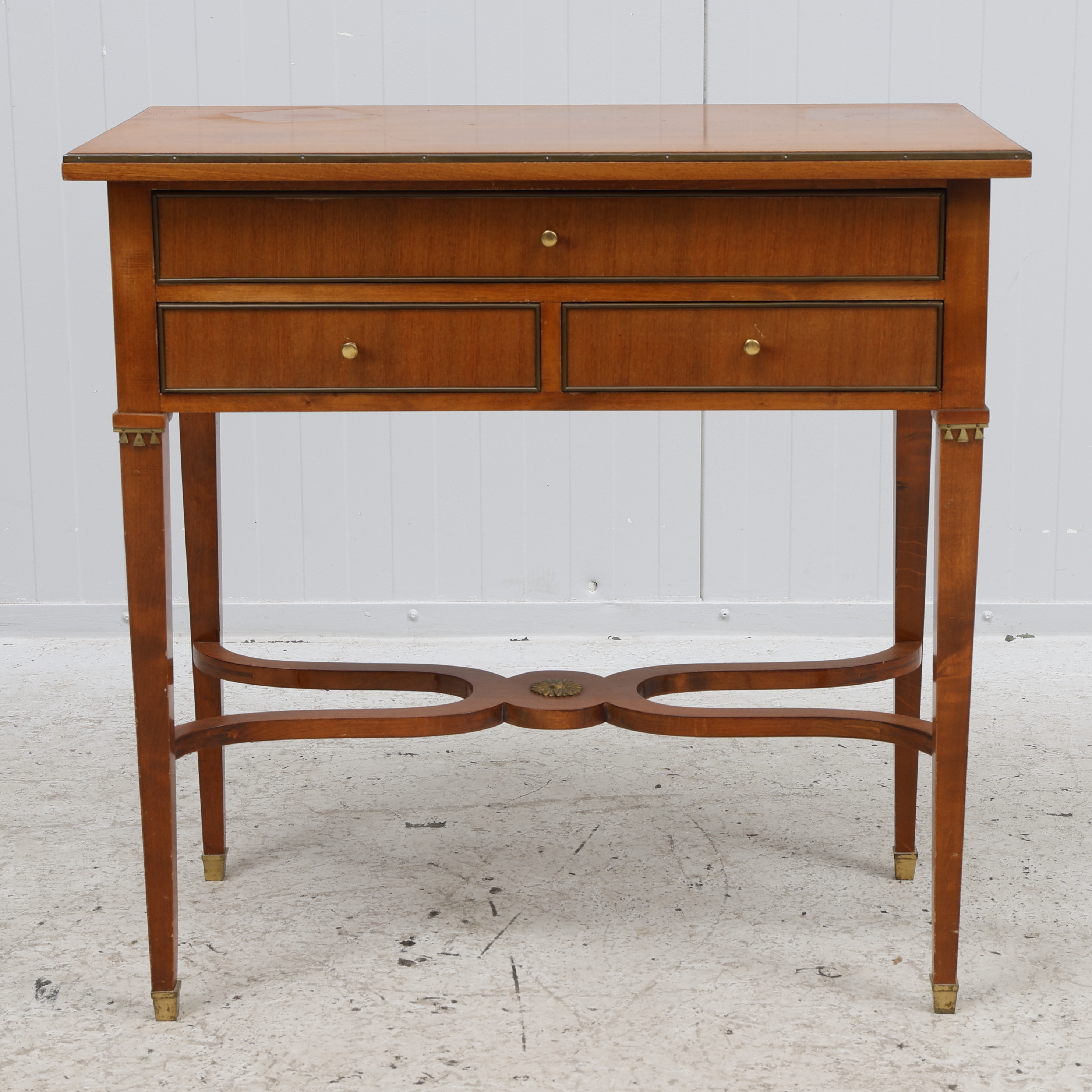 HALLBYRÅ, björk, med lådor och mässingsdetaljer, 1900-tal.