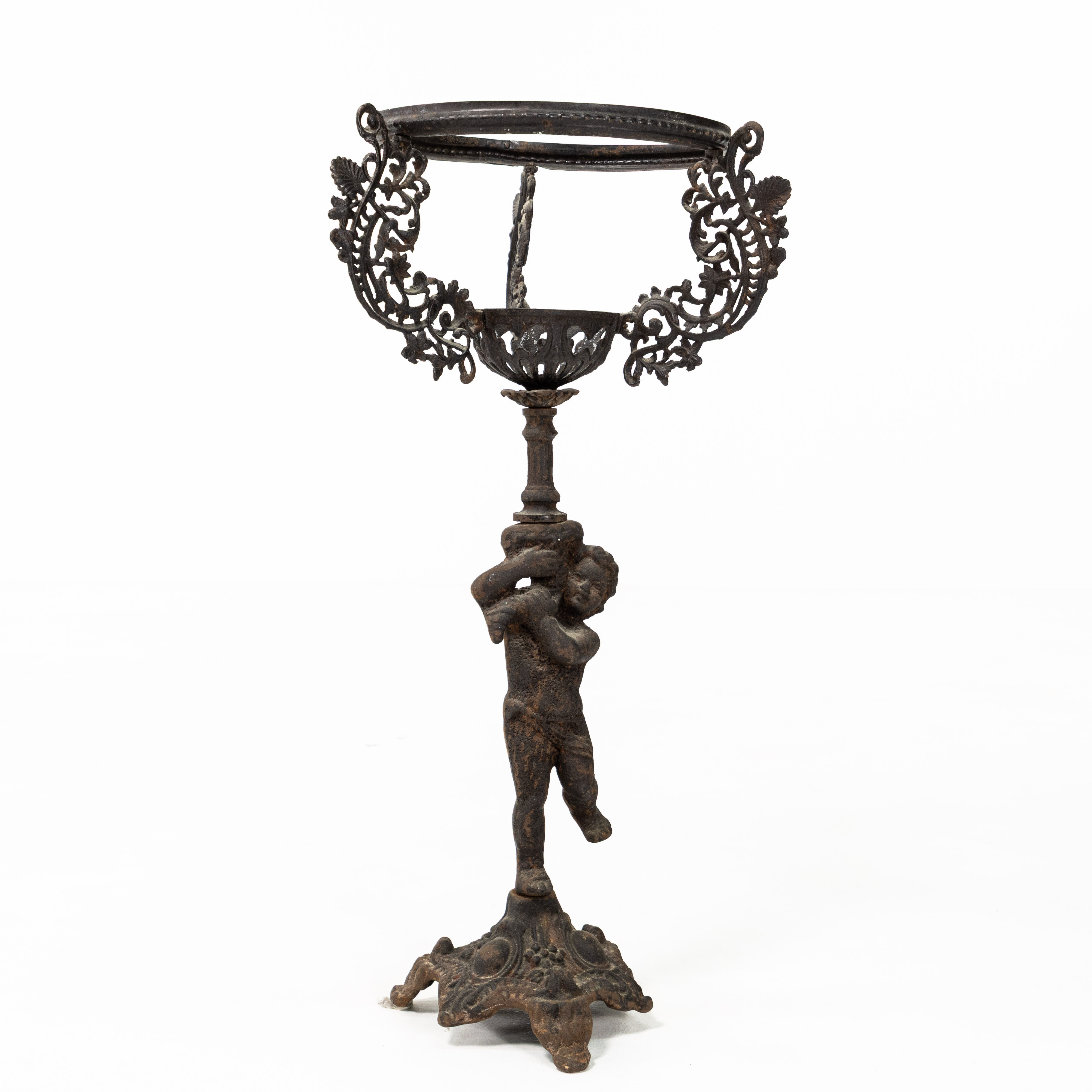 TRÄDGÅRDSSKULPTUR, med putto, gjutjärn, höjd 73 cm.