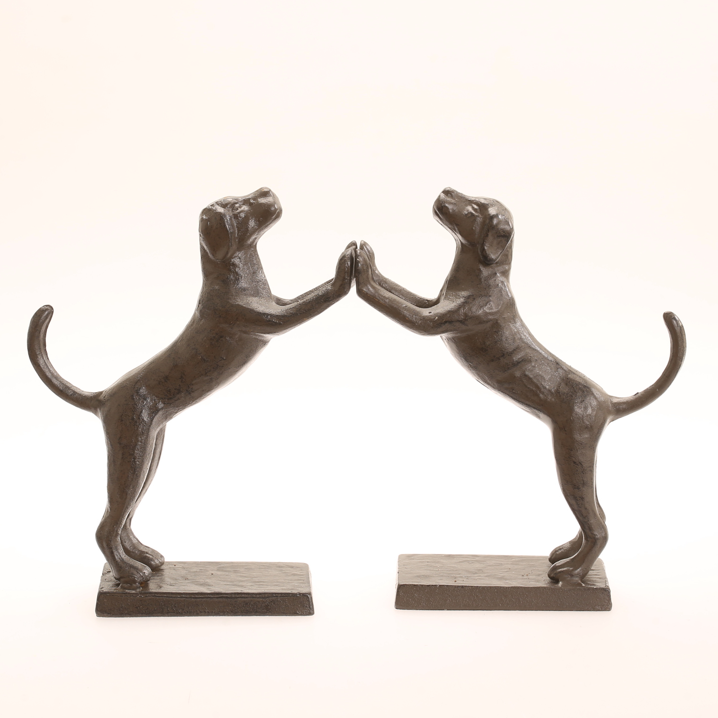 BOKSTÖD/SKULPTURER, 2 stycken, hundar, gjutjärn, samtida.
