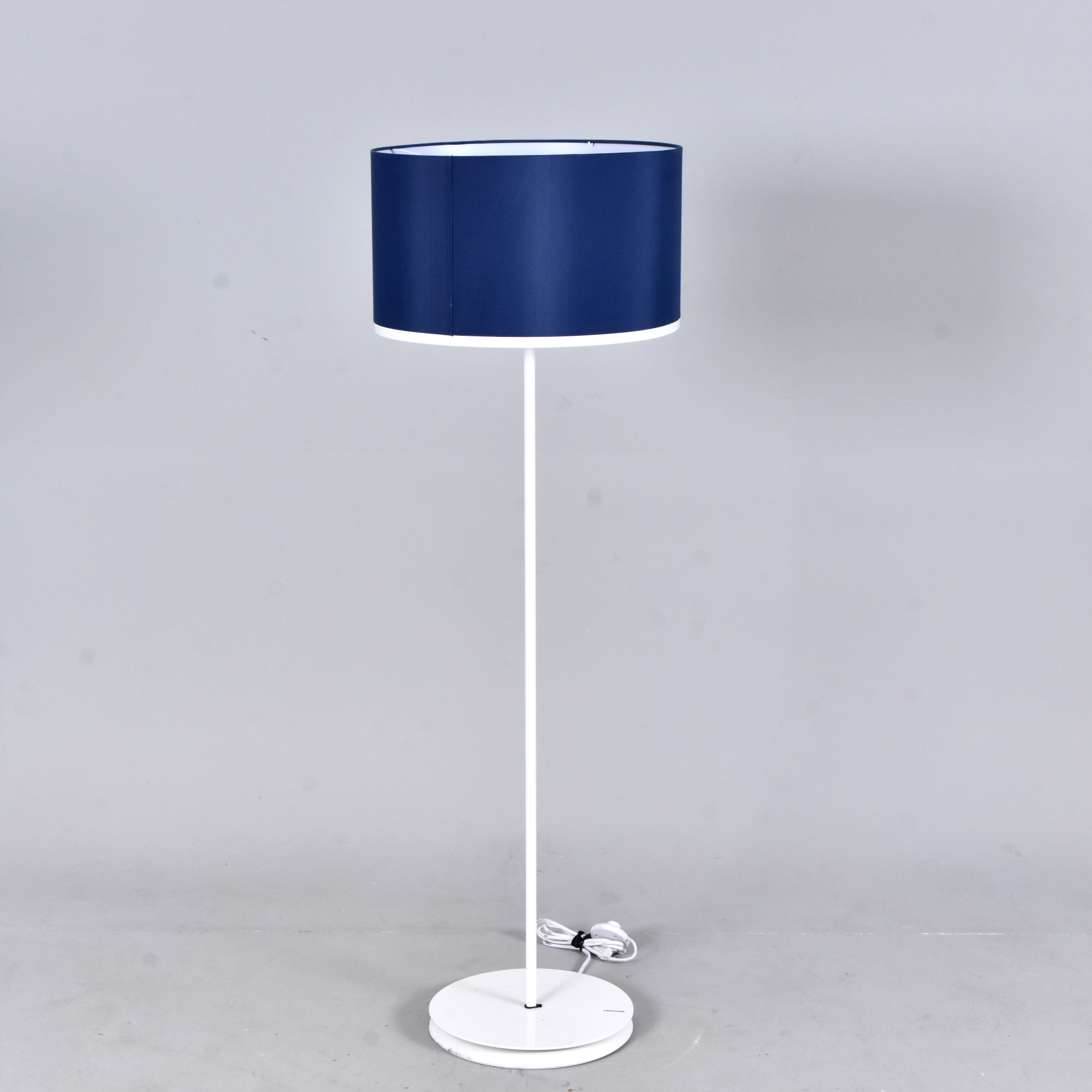 GOLVLAMPA, vitlackerad metall "Pantone Antaris", Danmark.