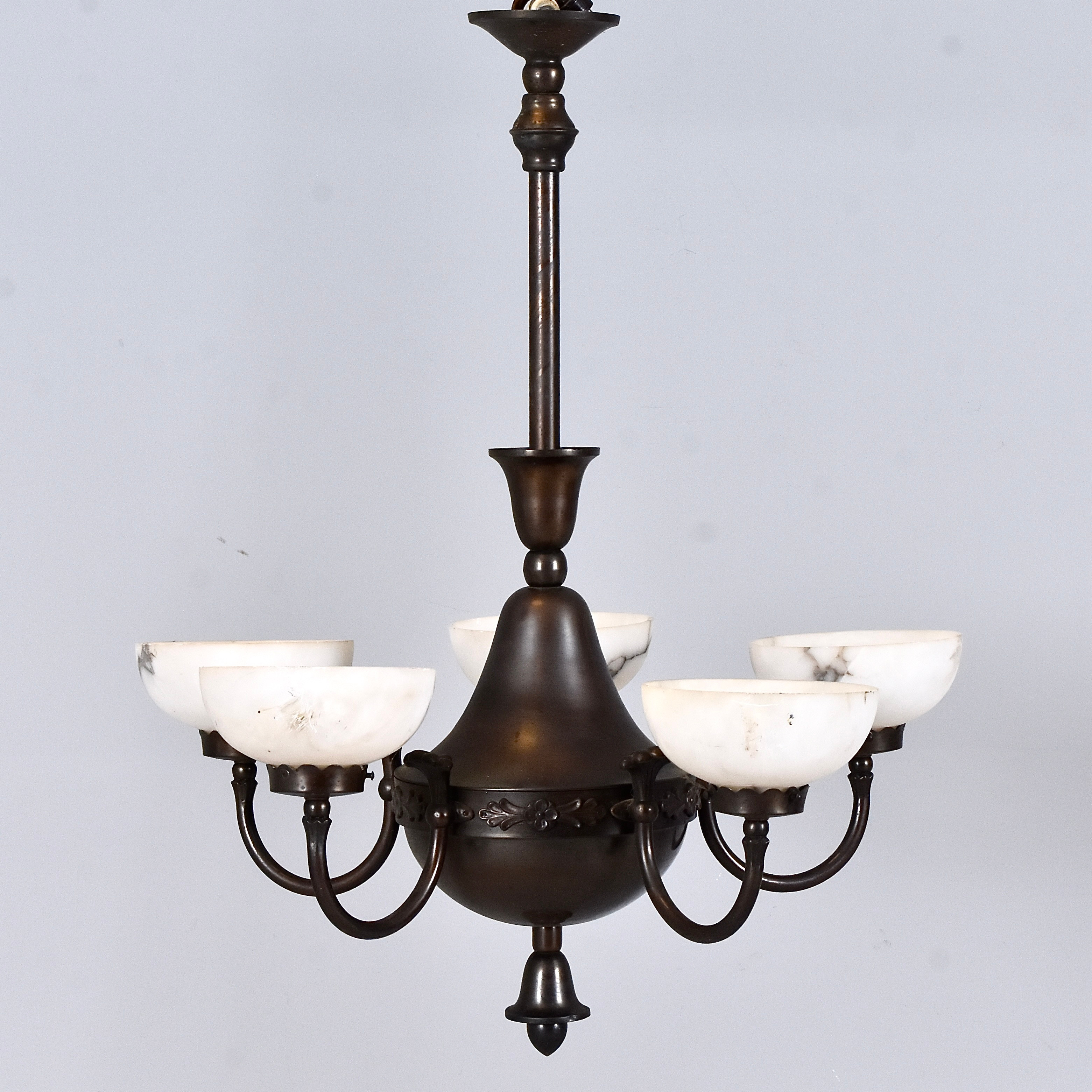 TAKLAMPA, patinerad metall med 5-alabasterkupor, 1910/20-tal.