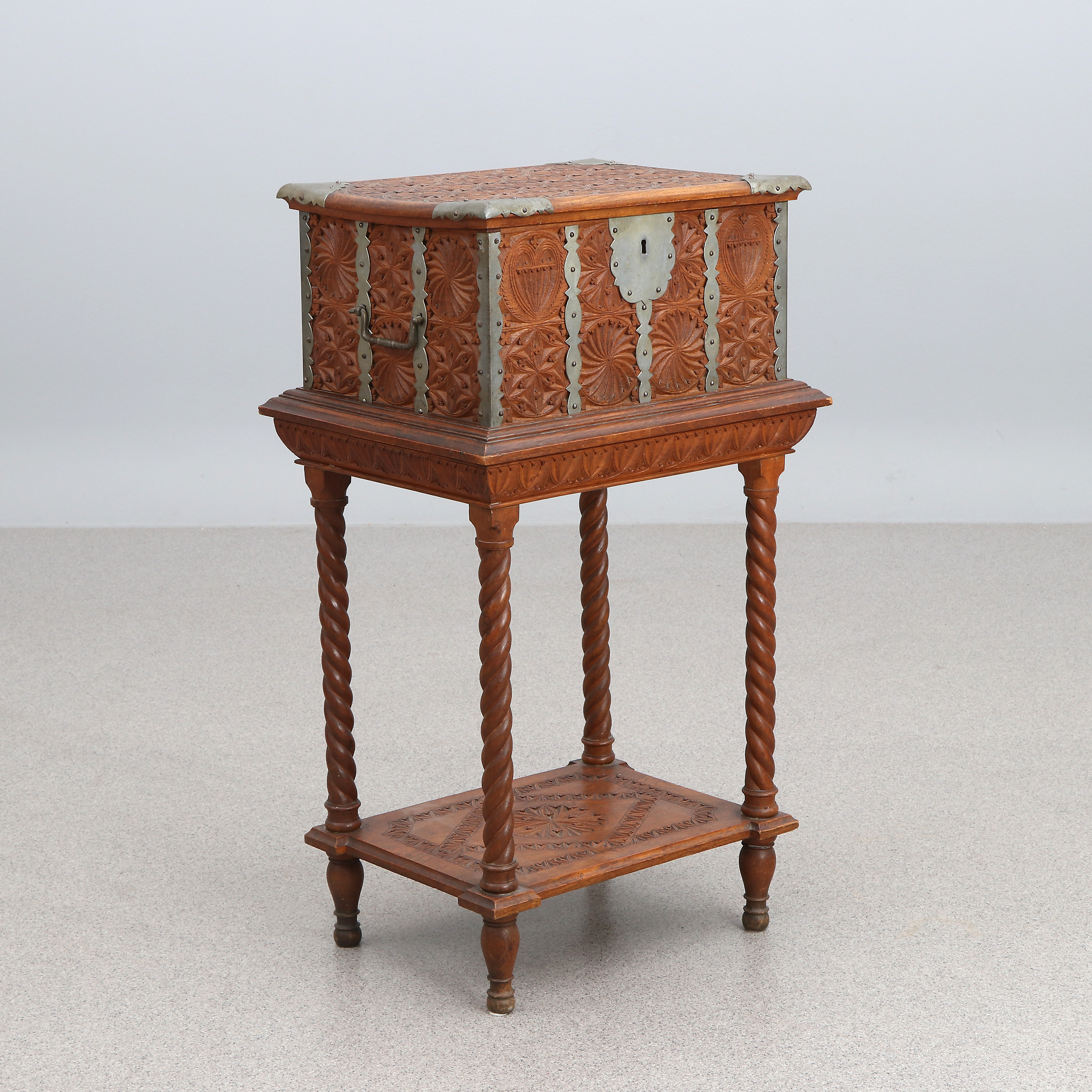 SKRIN MED BENSTÄLLNING. Skuren ek med karvsnittsdekor och metallbeslag. Omkring år 1900.