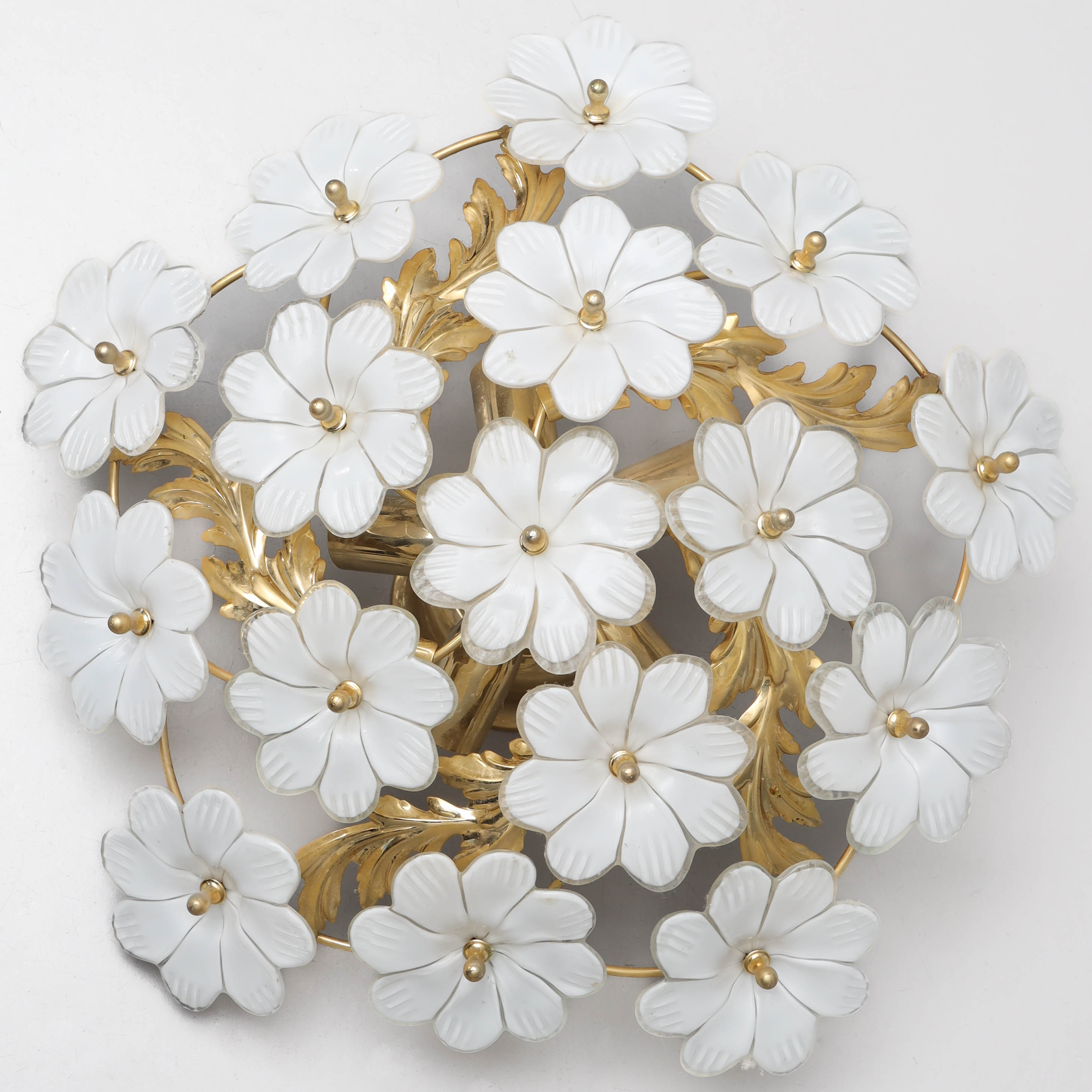 PLAFOND, blommor i formpressat glas, stomme av metall i form av bladverk, 1900-tal.