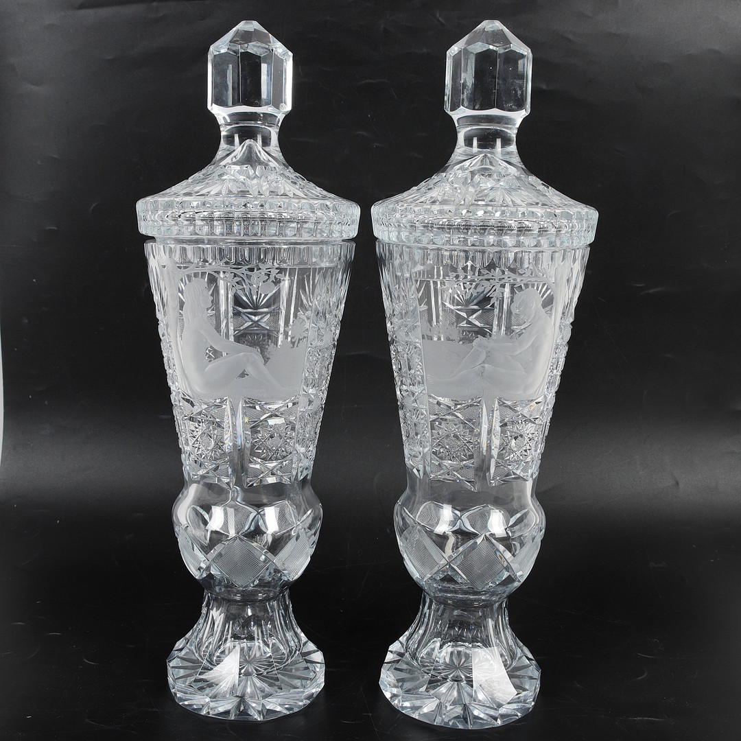 LOCKPOKALER, ett par, slipad/etsad figurdekor, böhmisk kristall, 1900-tal.