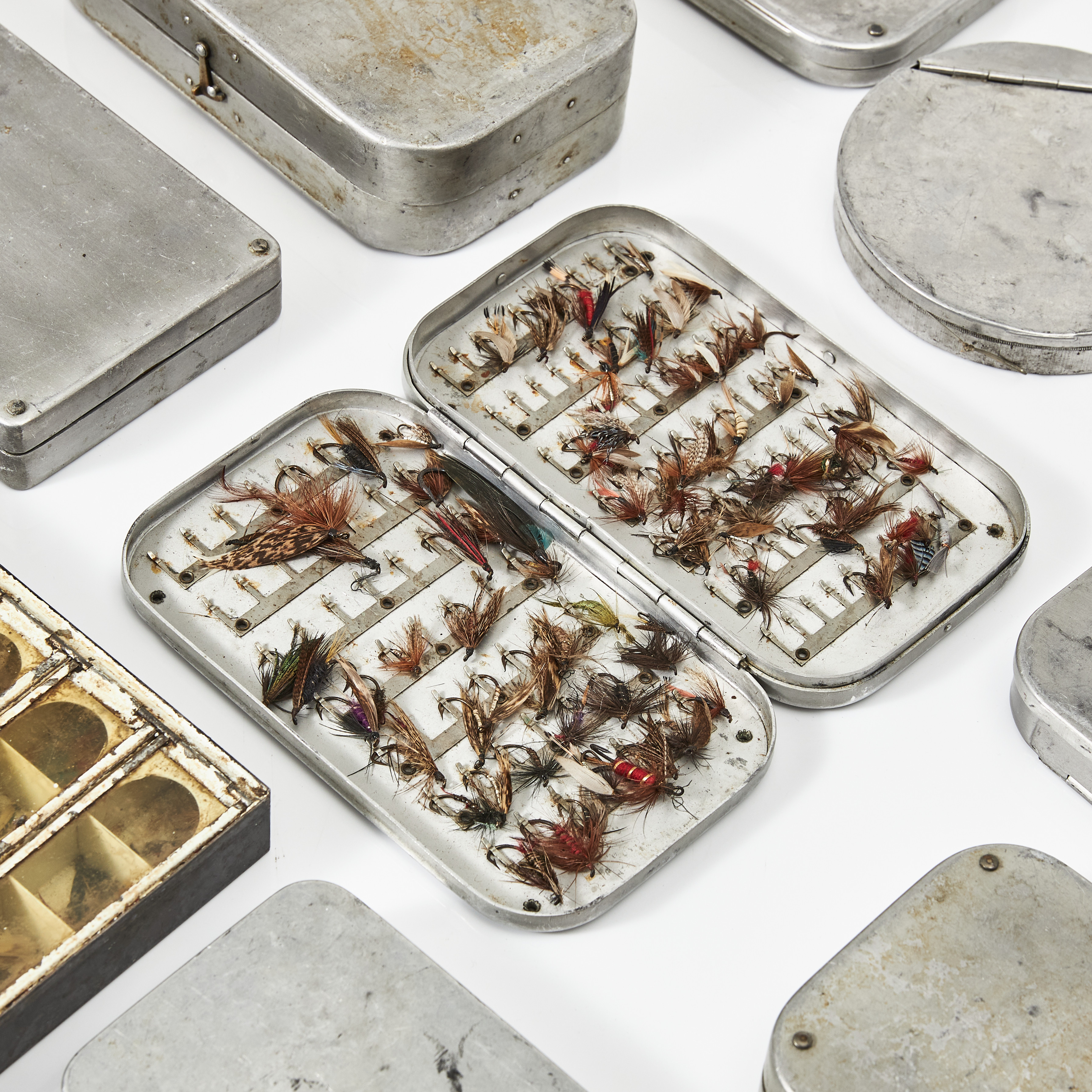 FLUGOR, 10 st askar, mestadels av tillverkaren Wheatley, fyllda med flugor tafsar mm.