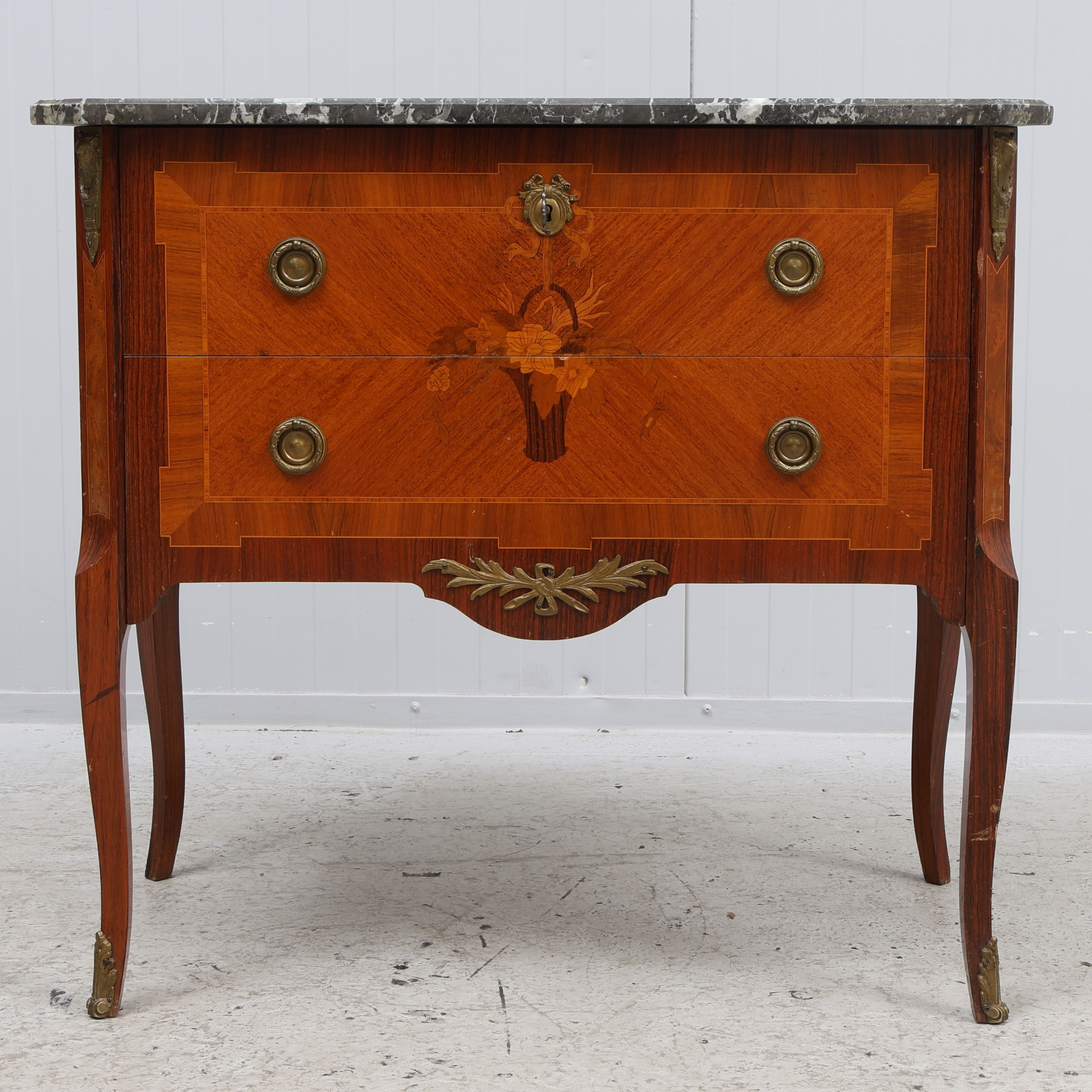 BYRÅ med stenskiva, intarsia, Louis XVI-stil, 1900-tal.