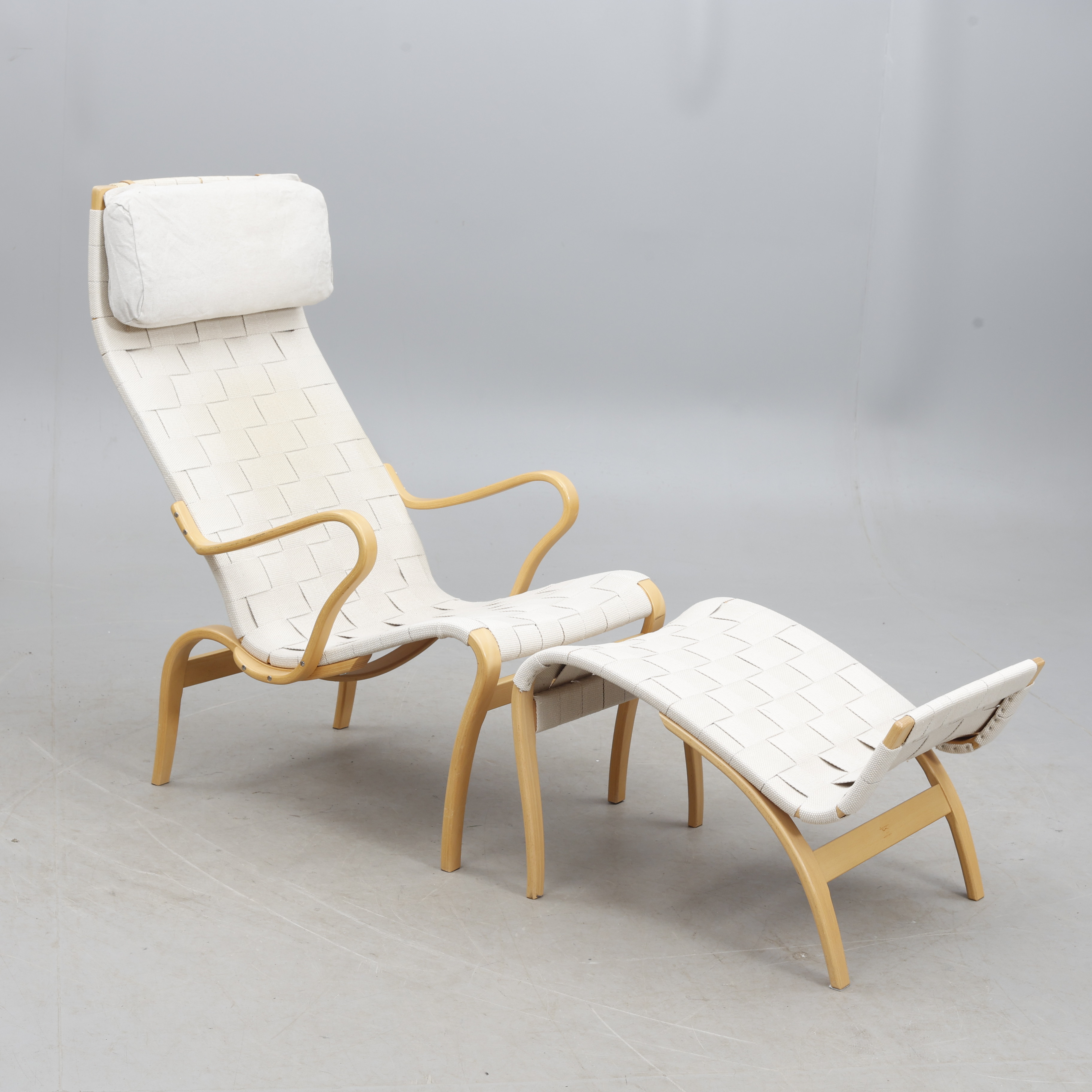 BRUNO MATHSSON. FÅTÖLJ med fotpall, " Pernilla ", formpressat trä, Dux, 1900-tal.