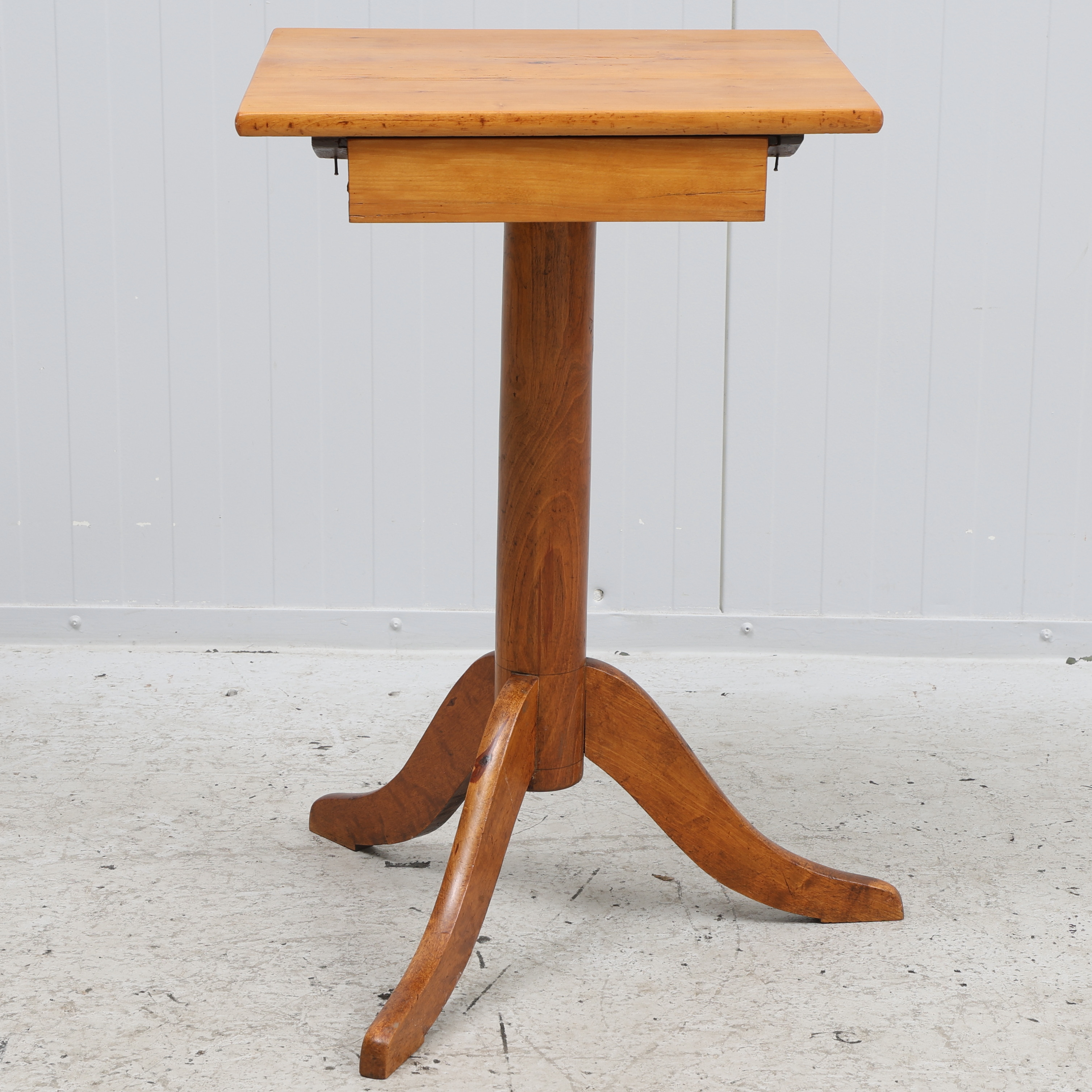 PELARBORD, trä, med låda, 1900-talets första hälft.