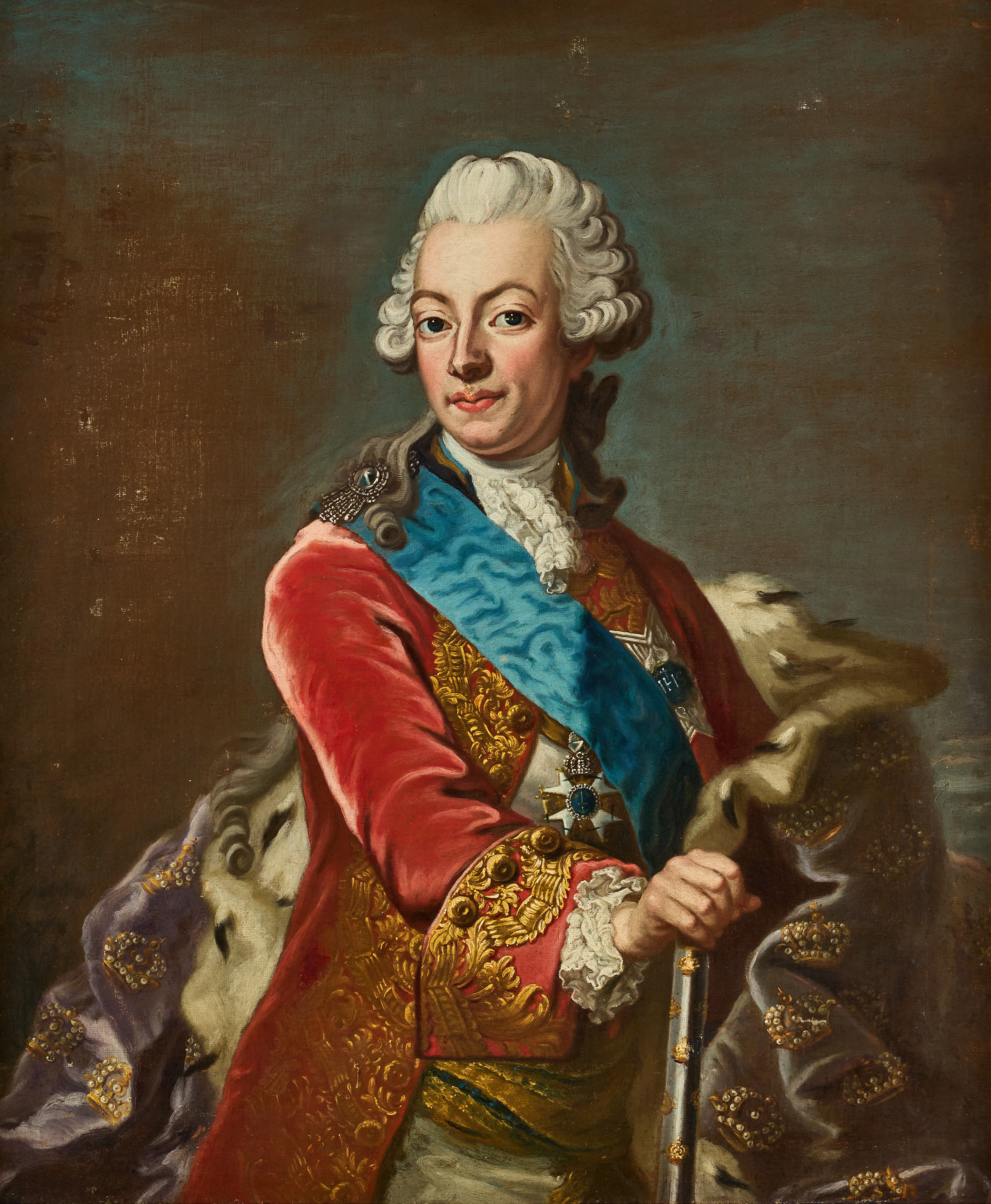 JAKOB BJÖRCK (1726-1793). Porträtt föreställande kung Gustav III (1746-1792) i röd sammetsrock med guldbrodyr, bärandes Serafimerordens ljusblå band och kraschan samt Svärdsordens kommendörstecken i band om halsen, samt en hermelinbrämad purpur mantel med gyllene kronor.