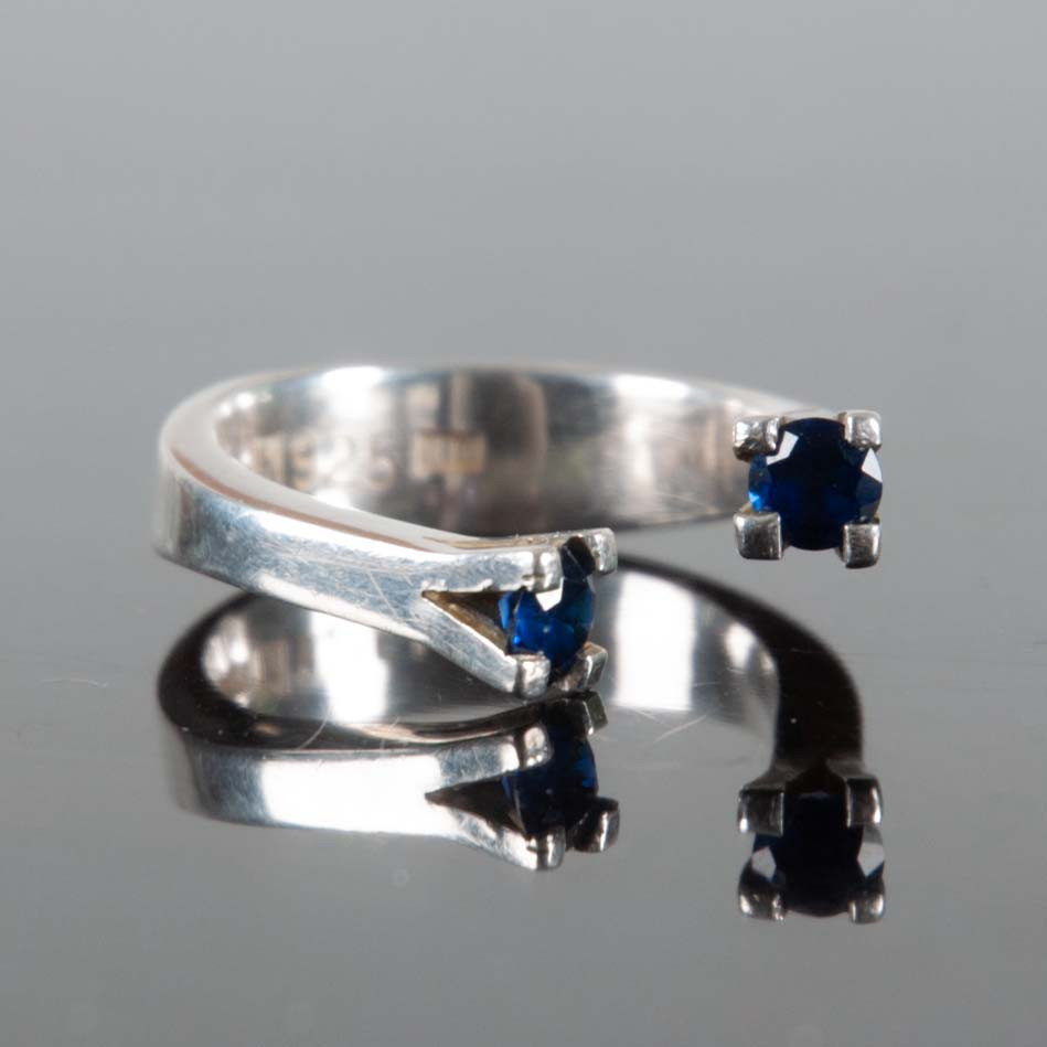 RING. Nordisk Silverkonst, Helsingborg 1982. Silver och mörkblåa stenar.