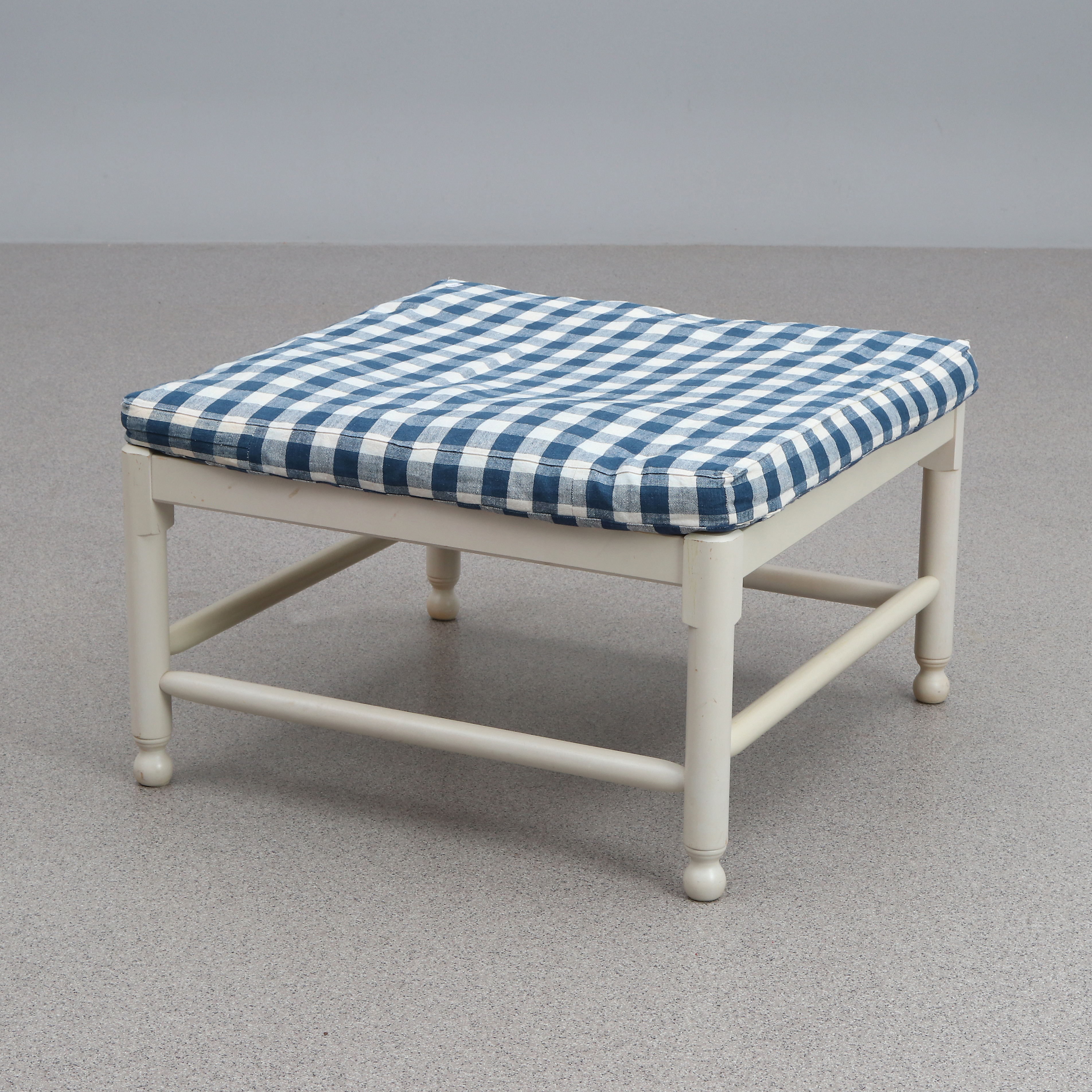 IKEAS 1700-TALS SERIE, PALL. Lackerat trä med textilklädsel. "Medevi Brunn". Märkt undertill.