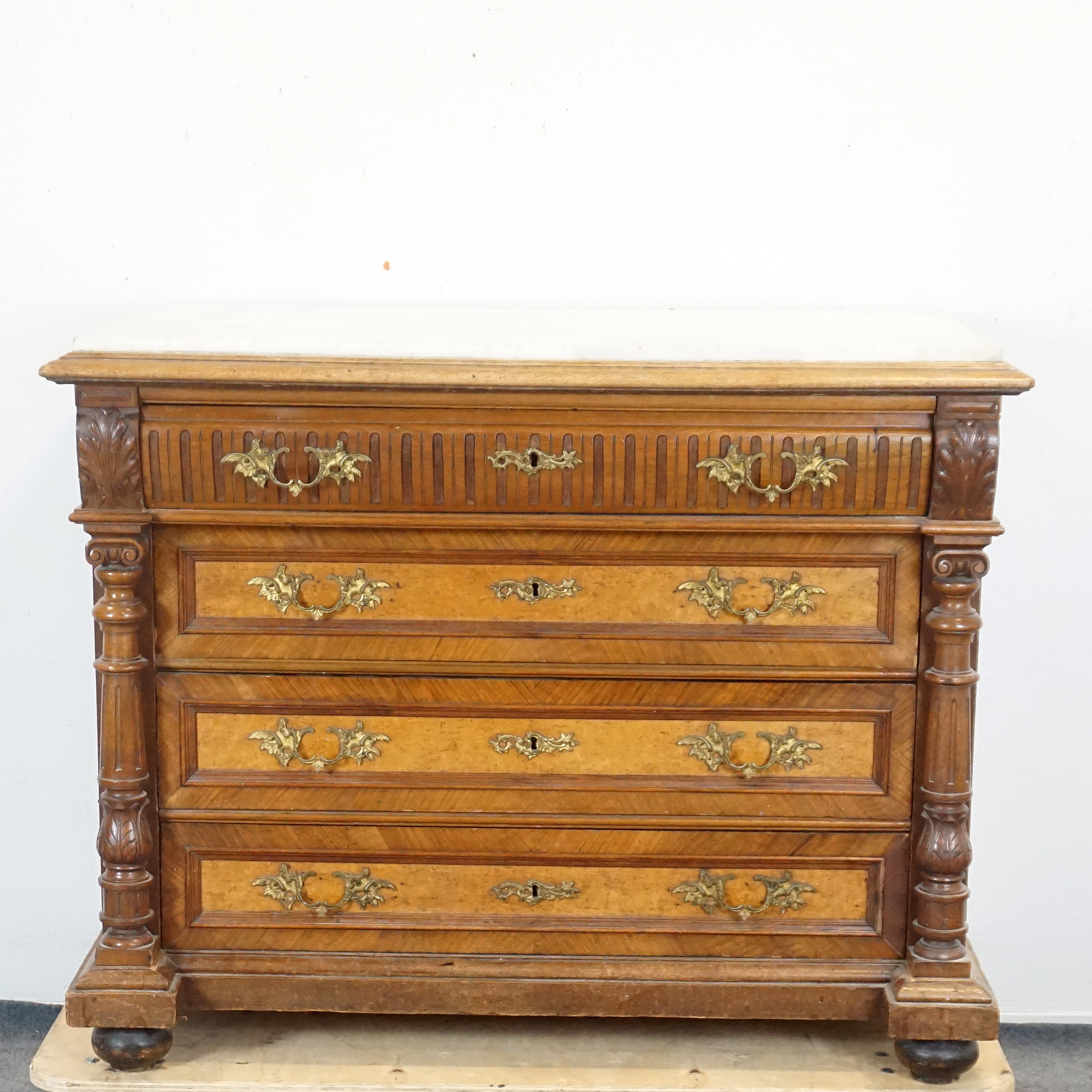 BYRÅ MED MARMORSKIVA, Nyrenässans, 1800/1900-tal.