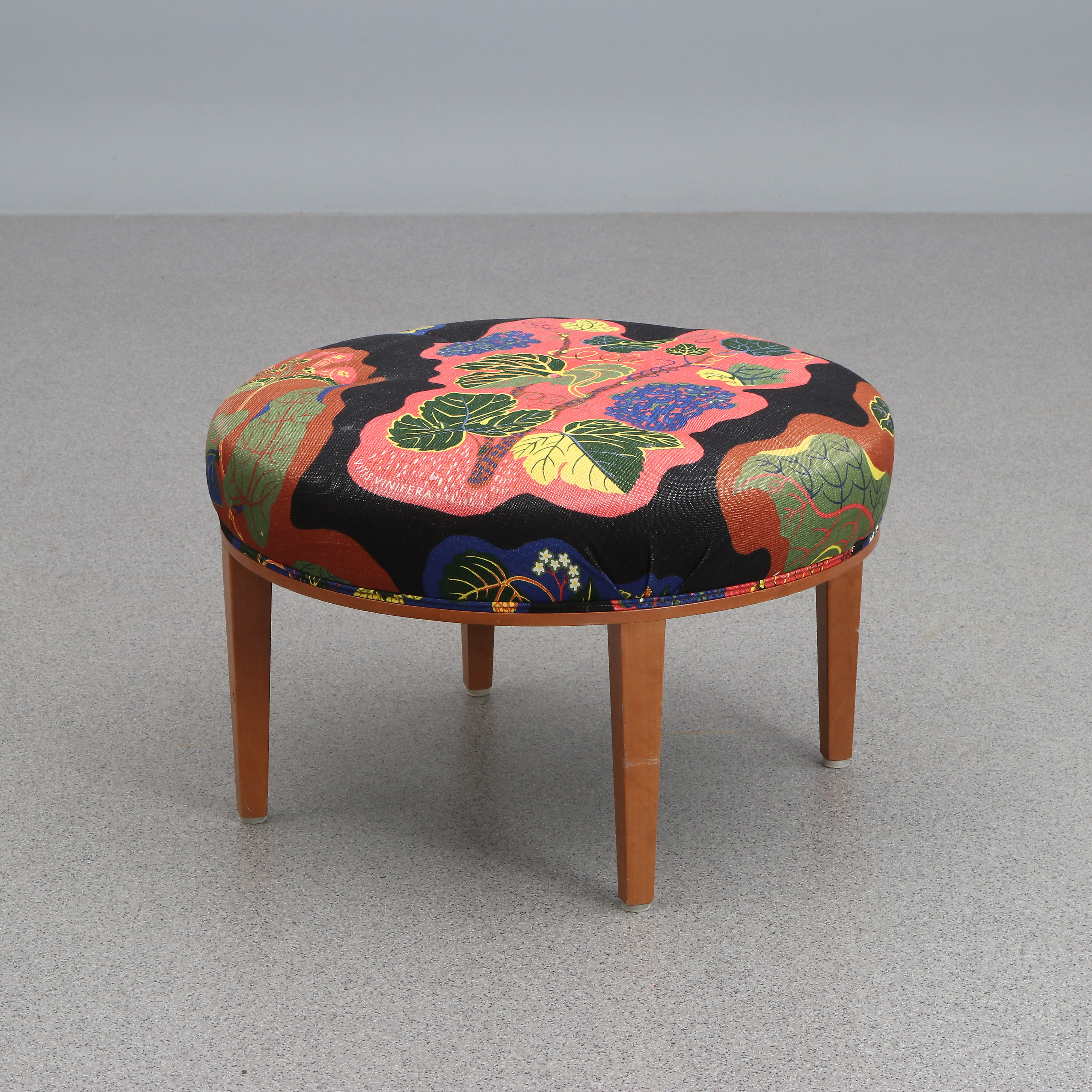 JOSEF FRANK. PALL. Körsbär med textilklädsel. Svenskt Tenn. Omärkt.