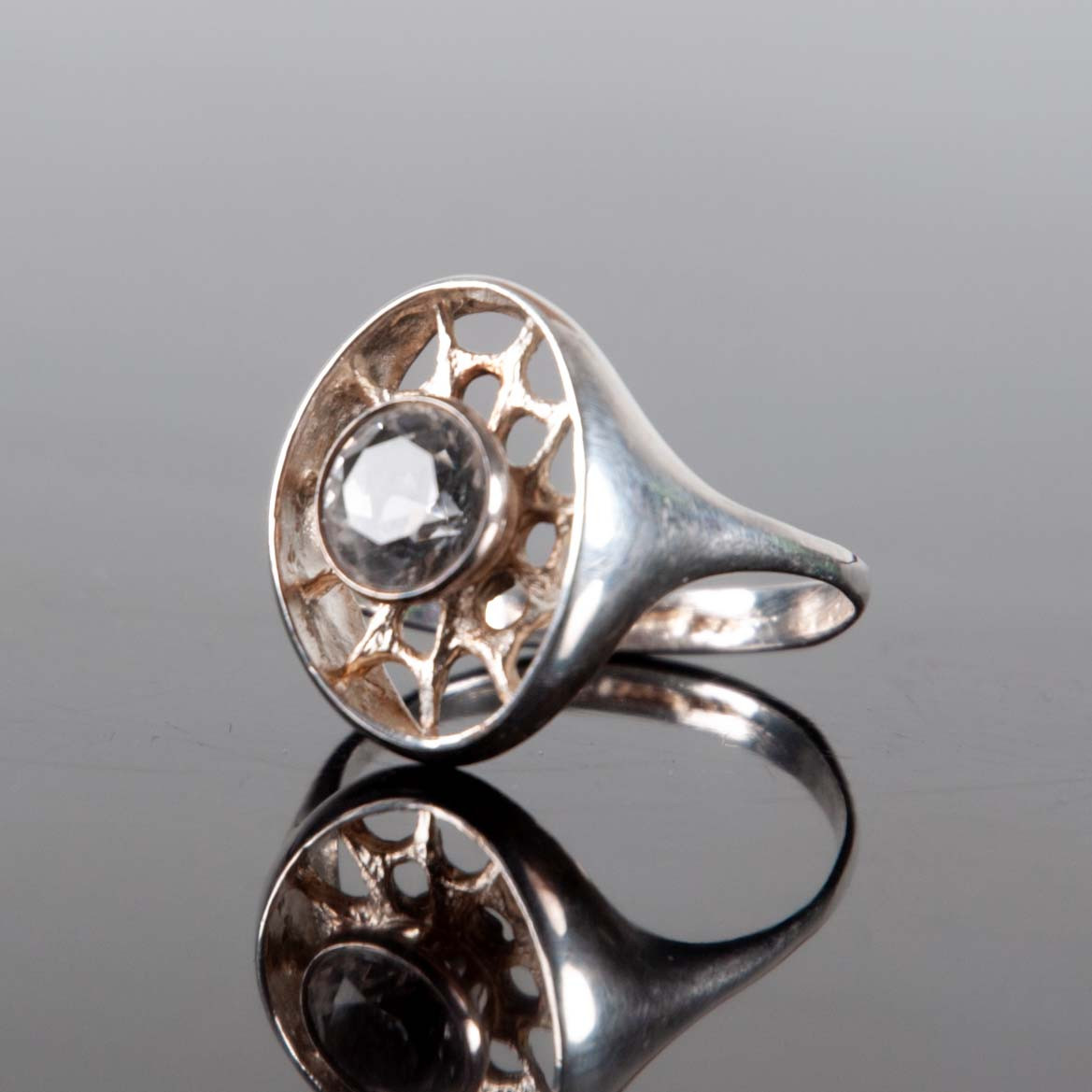ALPO TAMMI. Ring, Örnens Guldsmedja Stockholm 1974. Silver och bergskristall.