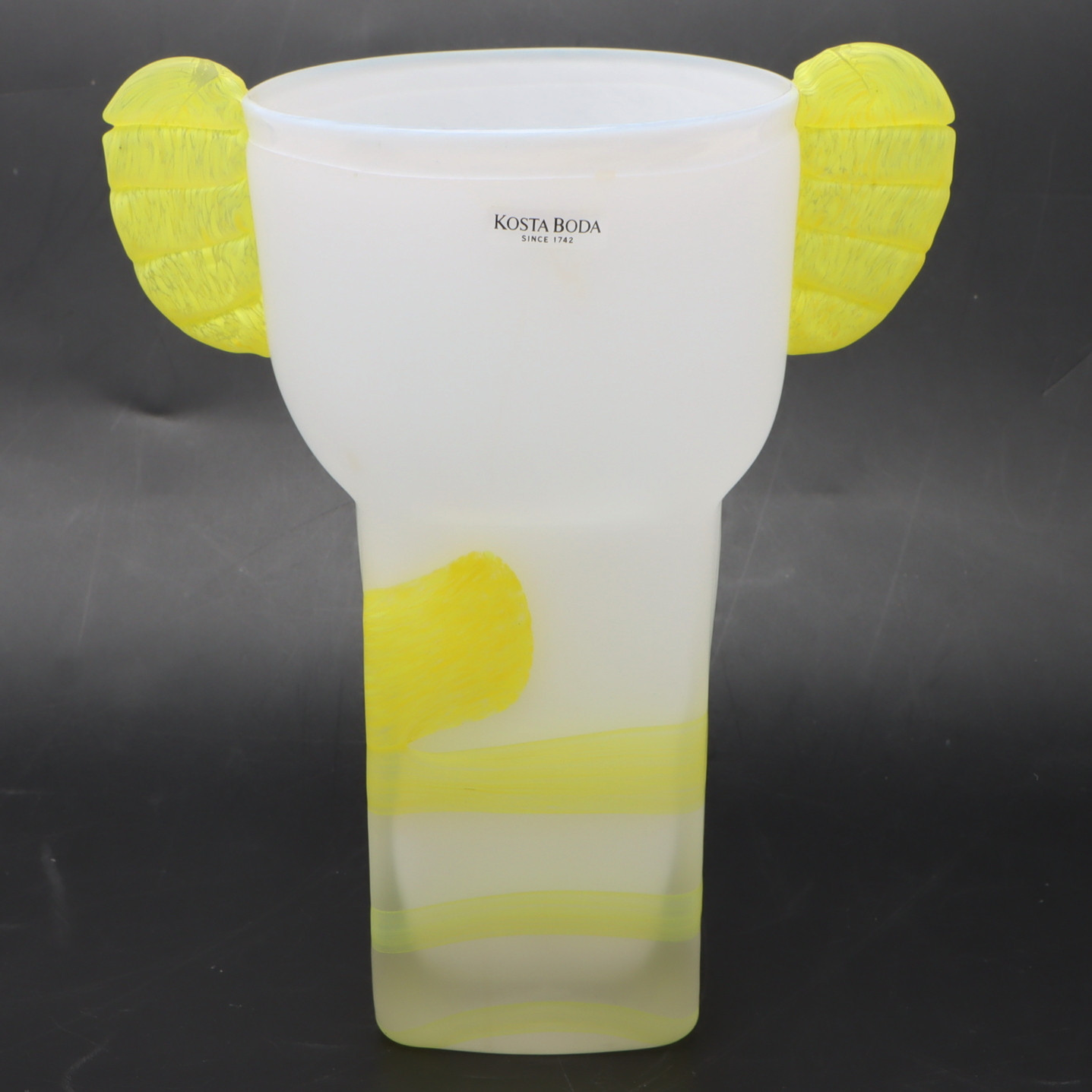 ULRICA HYDMAN-VALLIEN. Vas, "Tiger", konstglas, Kosta Boda, signerad.