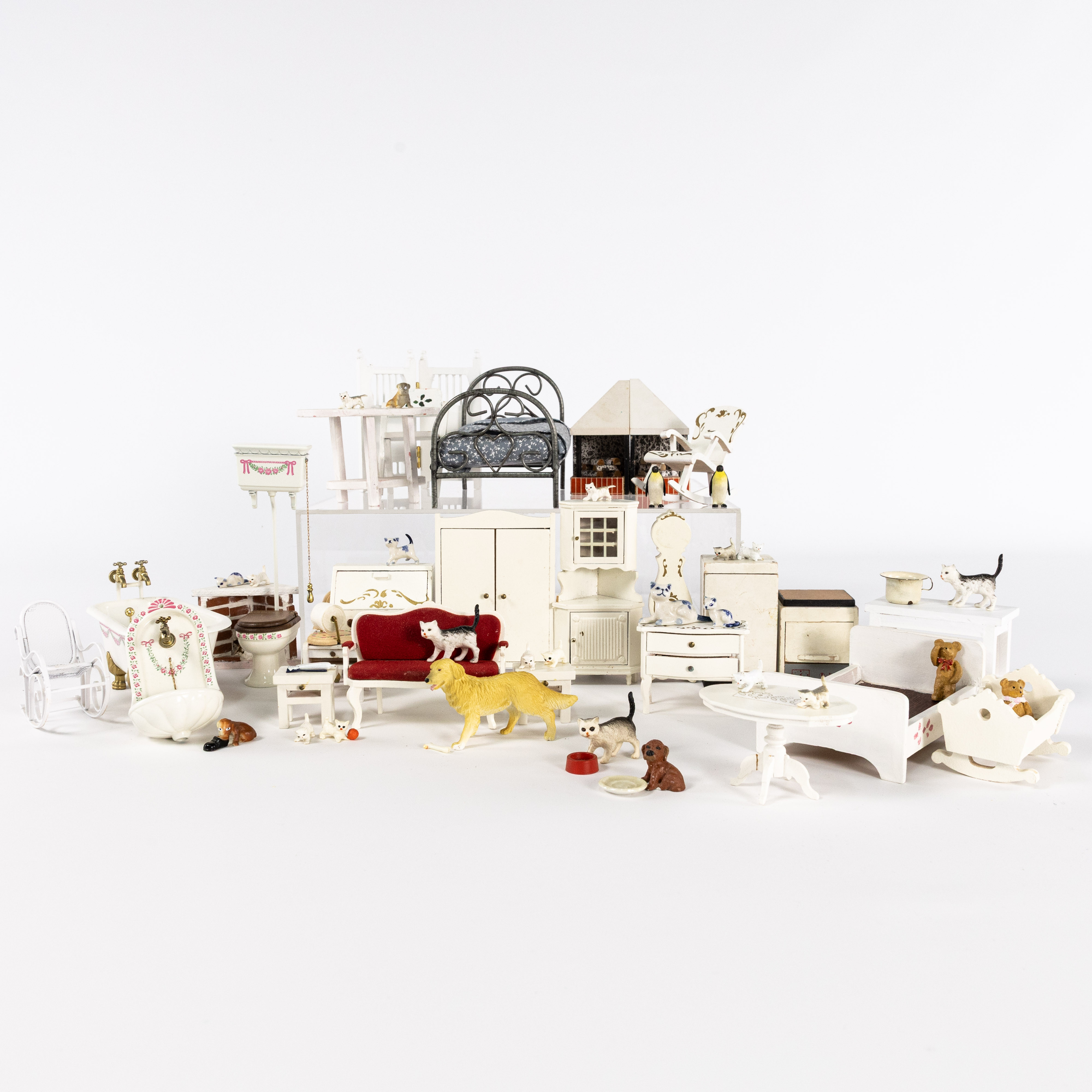 DOCKMÖBLER, ett parti, bl a gustaviansk stil.