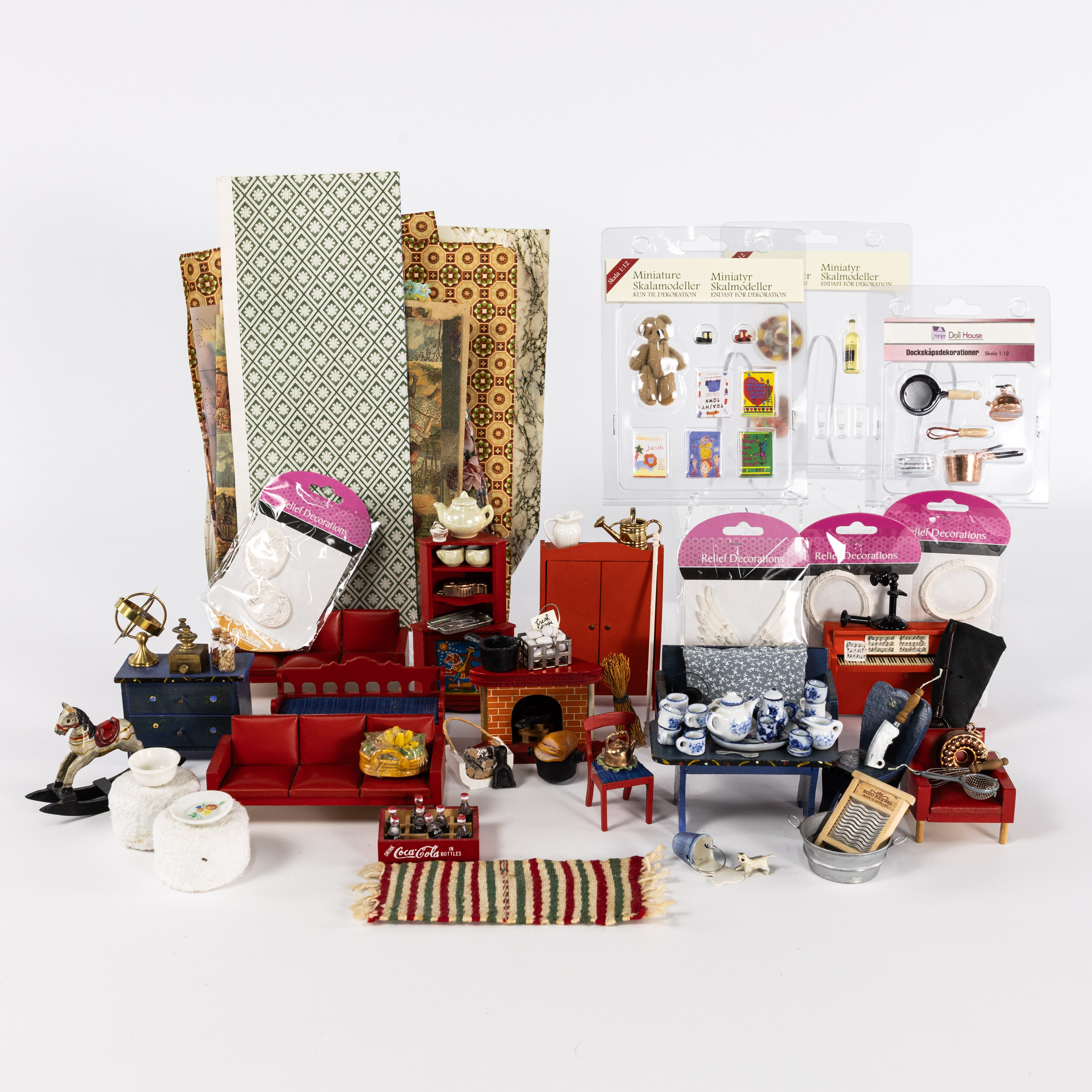 DOCKMÖBLER, tillbehör, ett parti, bl a porslin.