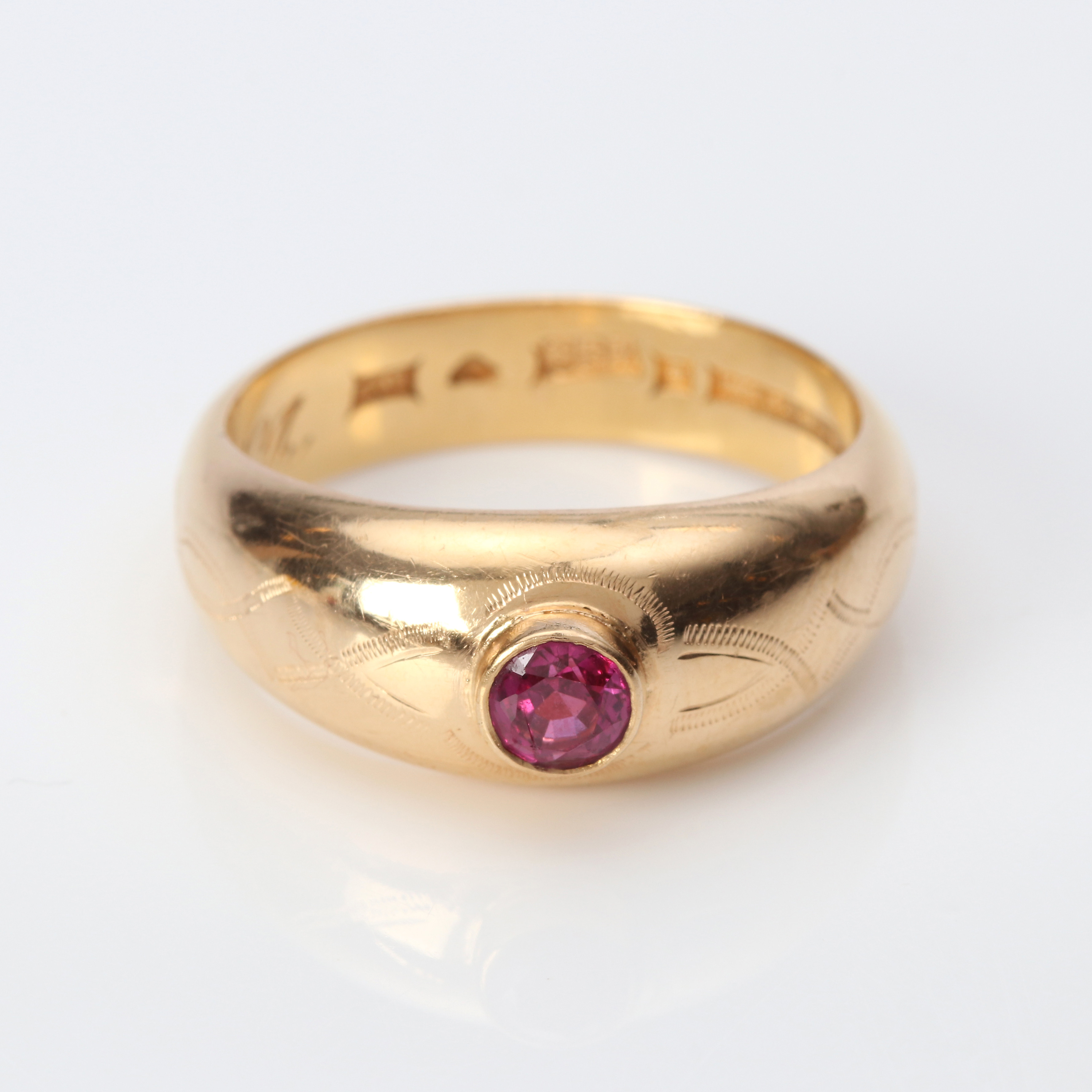 RUBINRING. 18k guld med en rund fasetterad syntetisk rubin, totalvikt ca 7,5 gram.