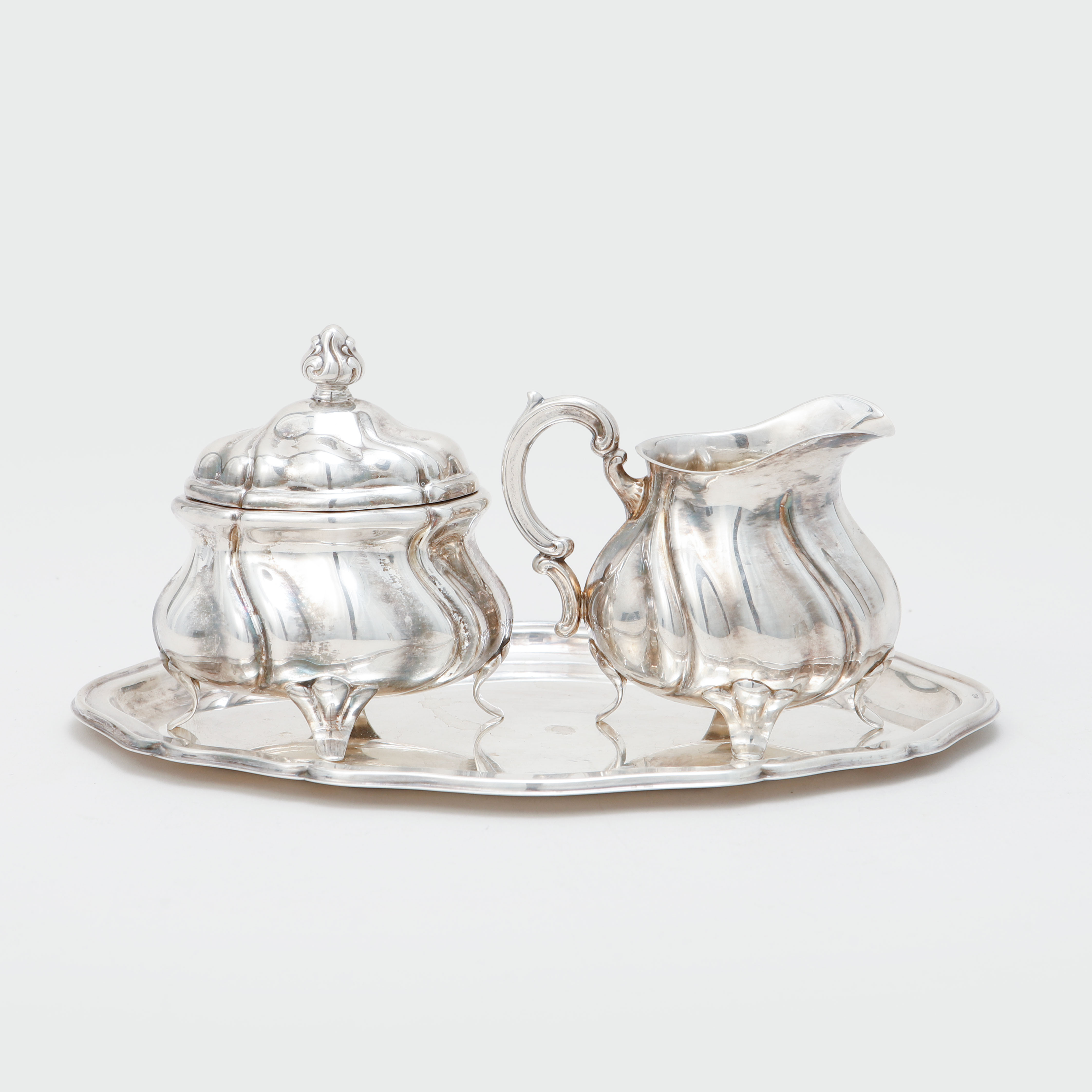 BRICKA, GRÄDDKANNA samt SOCKERSKÅL, silver, Mema. Vikt 240 gram.