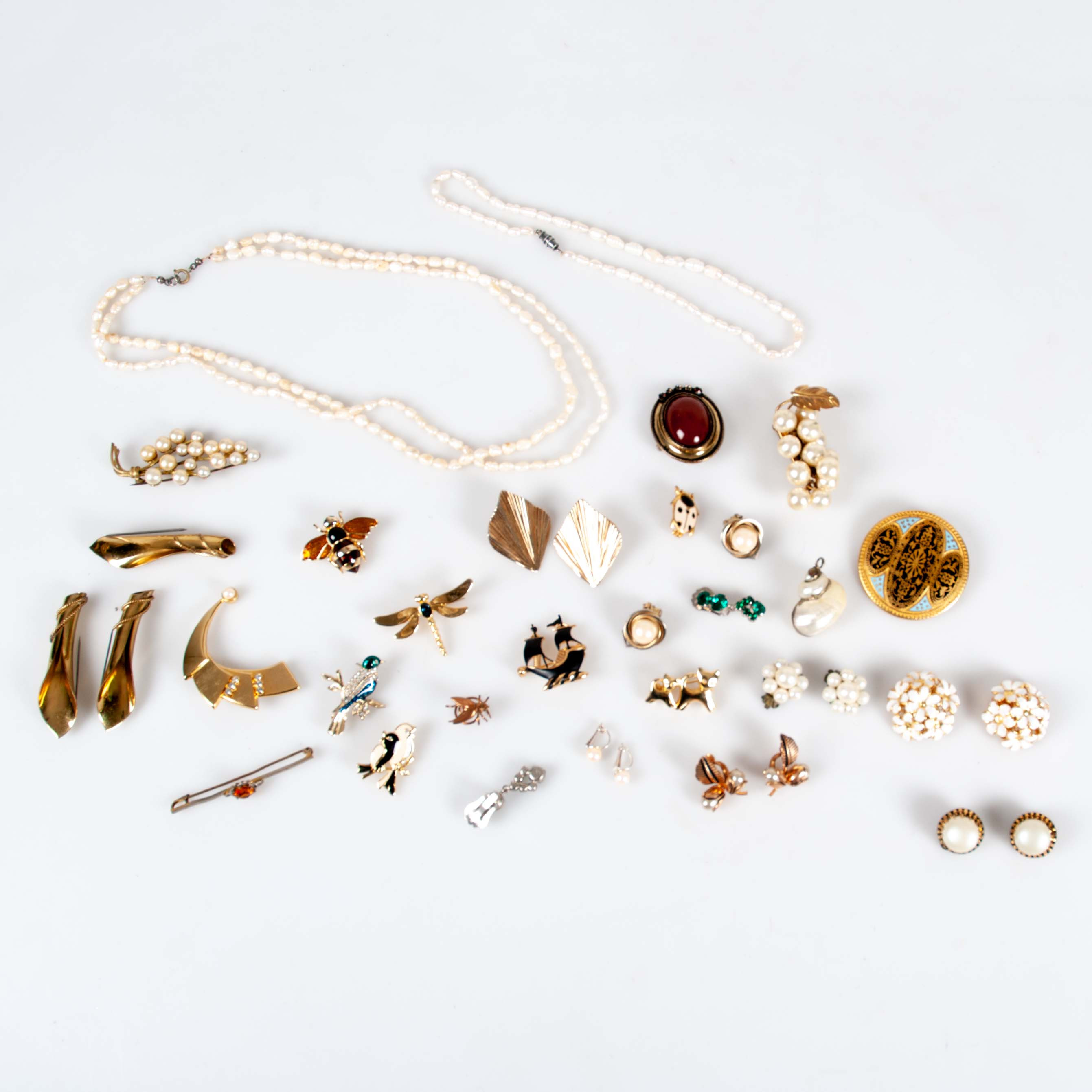 BIJOUTERIER. Coller, broscher, örhängen mm. 28 delar.
