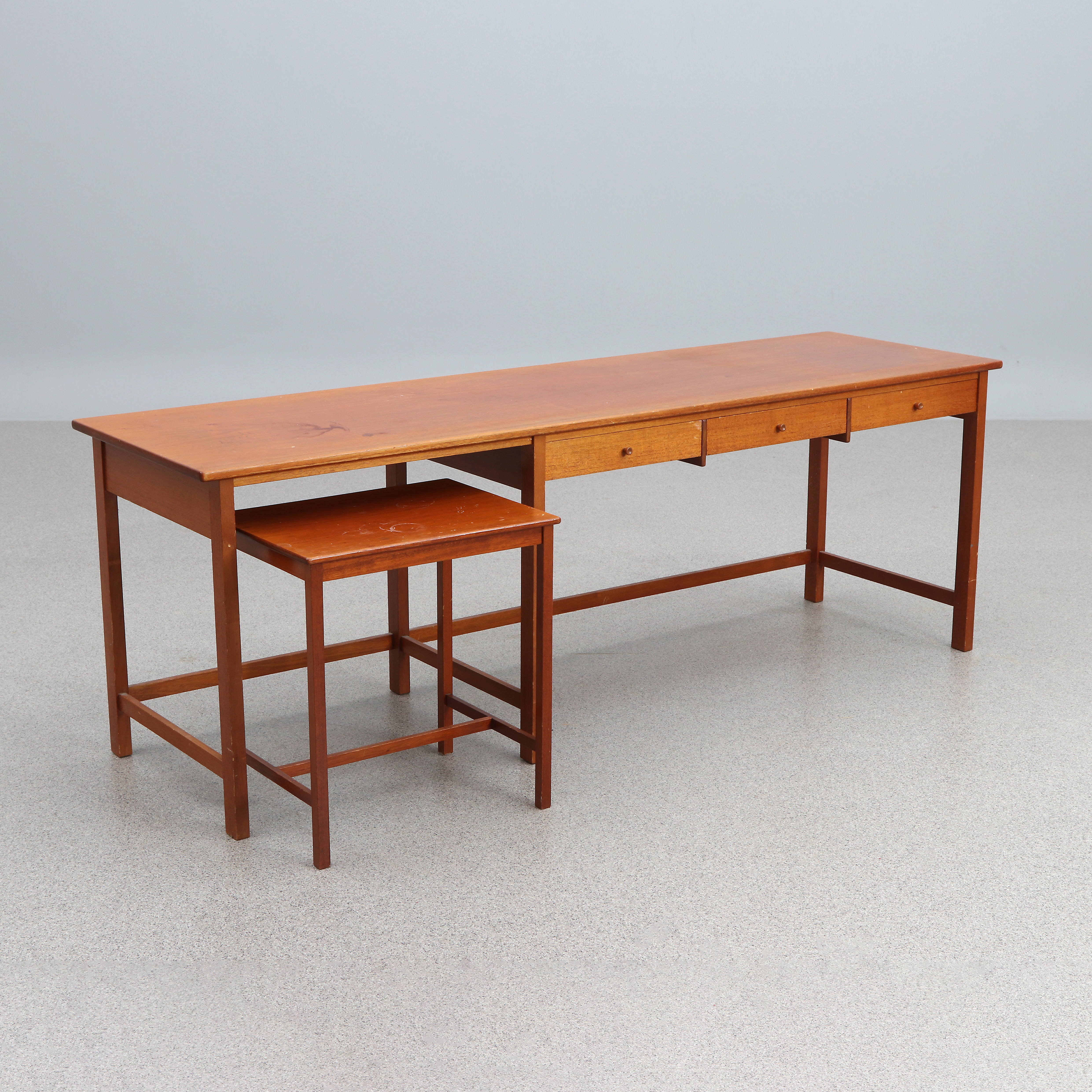 SIDOBORD MED LÅDOR SAMT MINDRE BORD. Körsbär. Möjligen Nordiska Kompaniet. Omärkt.