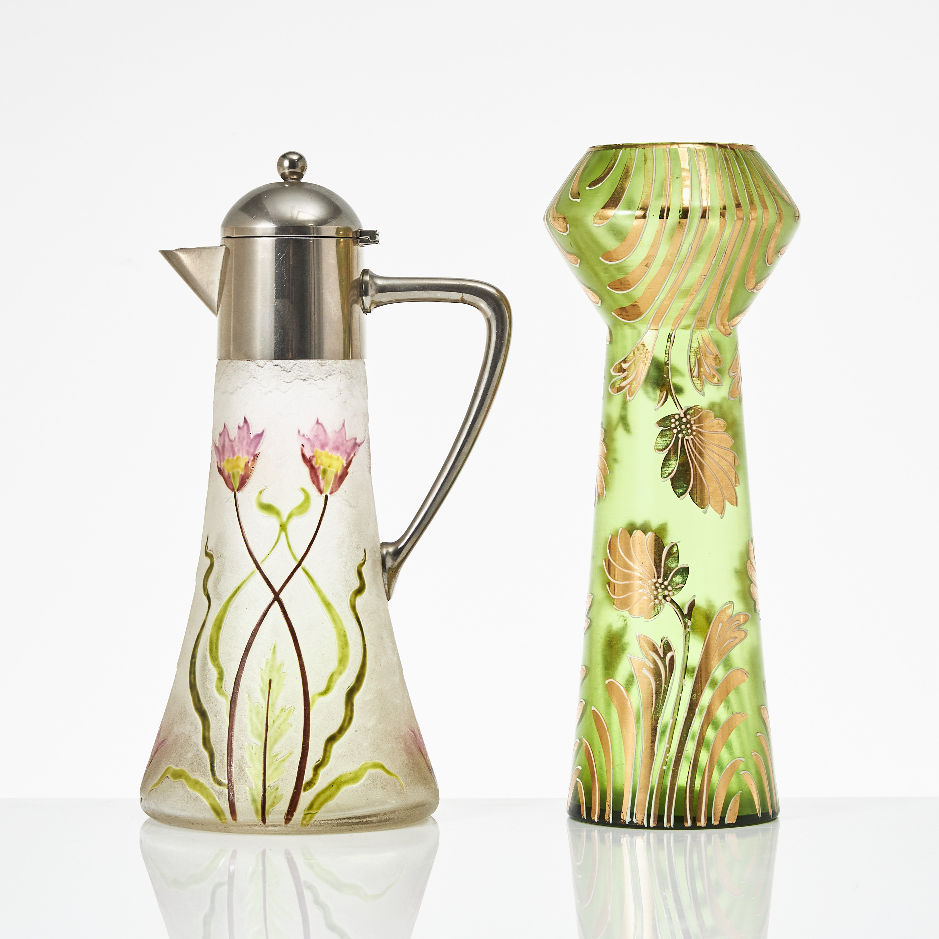 KARAFF och VAS, jugend, 1900-talets början frostat glas respektive grönt glas, dekor av blomster, karaff med beslag av vitmetall.