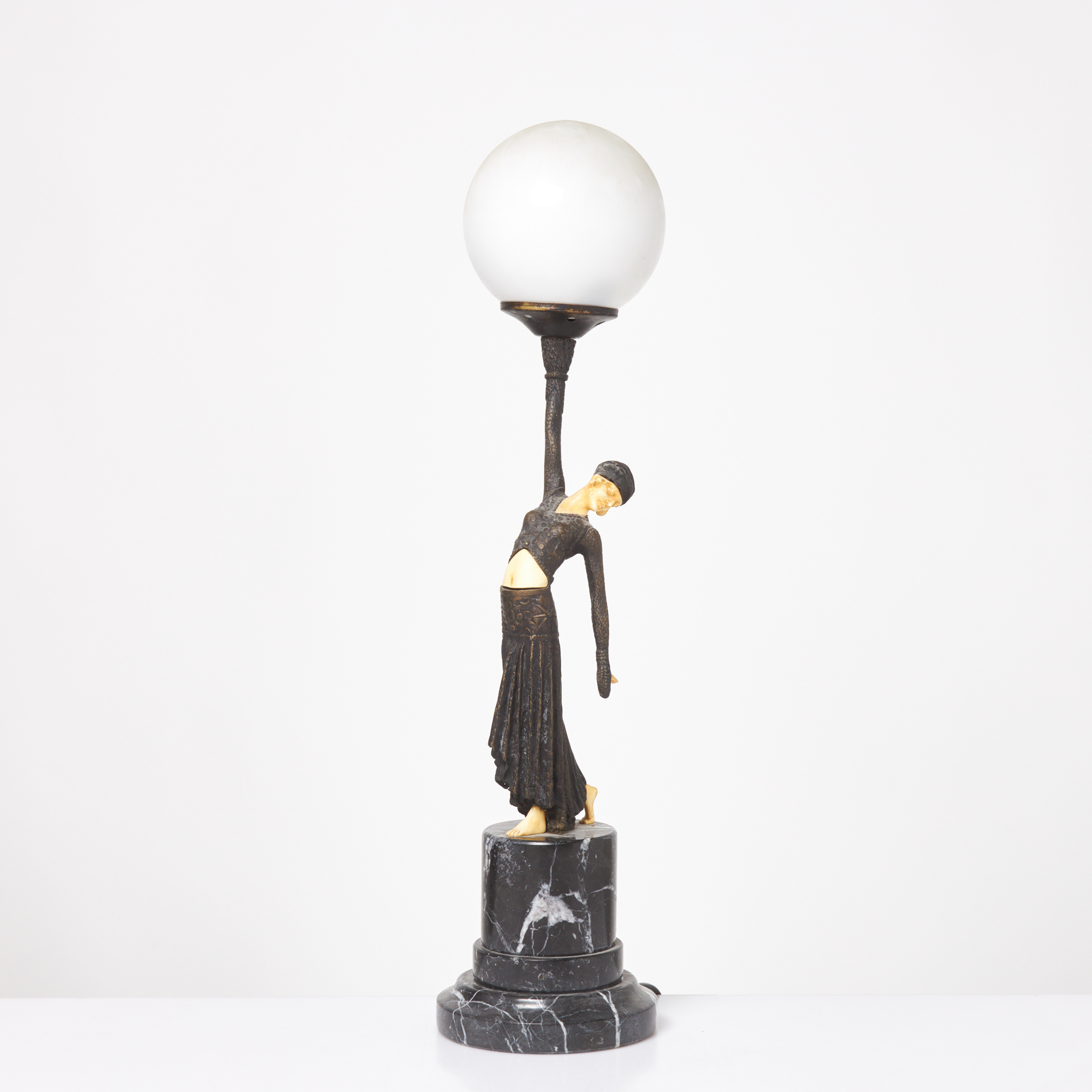 BORDSLAMPA. art deco-stil, 1900-talets andra hälft, patinerad metall samt konstmassa, bas i marmor.