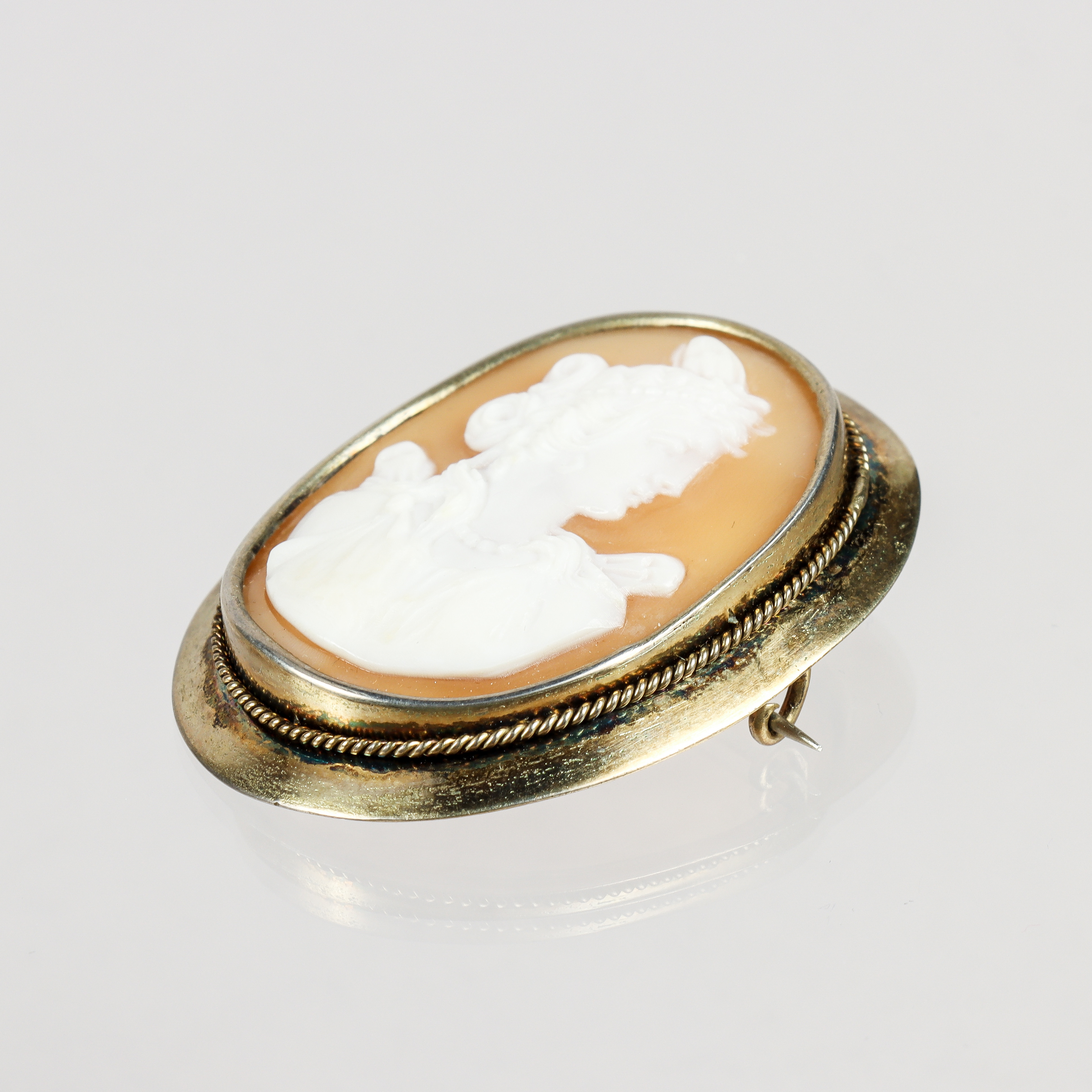 BROSCH, kamé, skuret snäckskal, förgyllt silver, Petterssons Eftr Juvelerar Ab, Stockholm 1917.