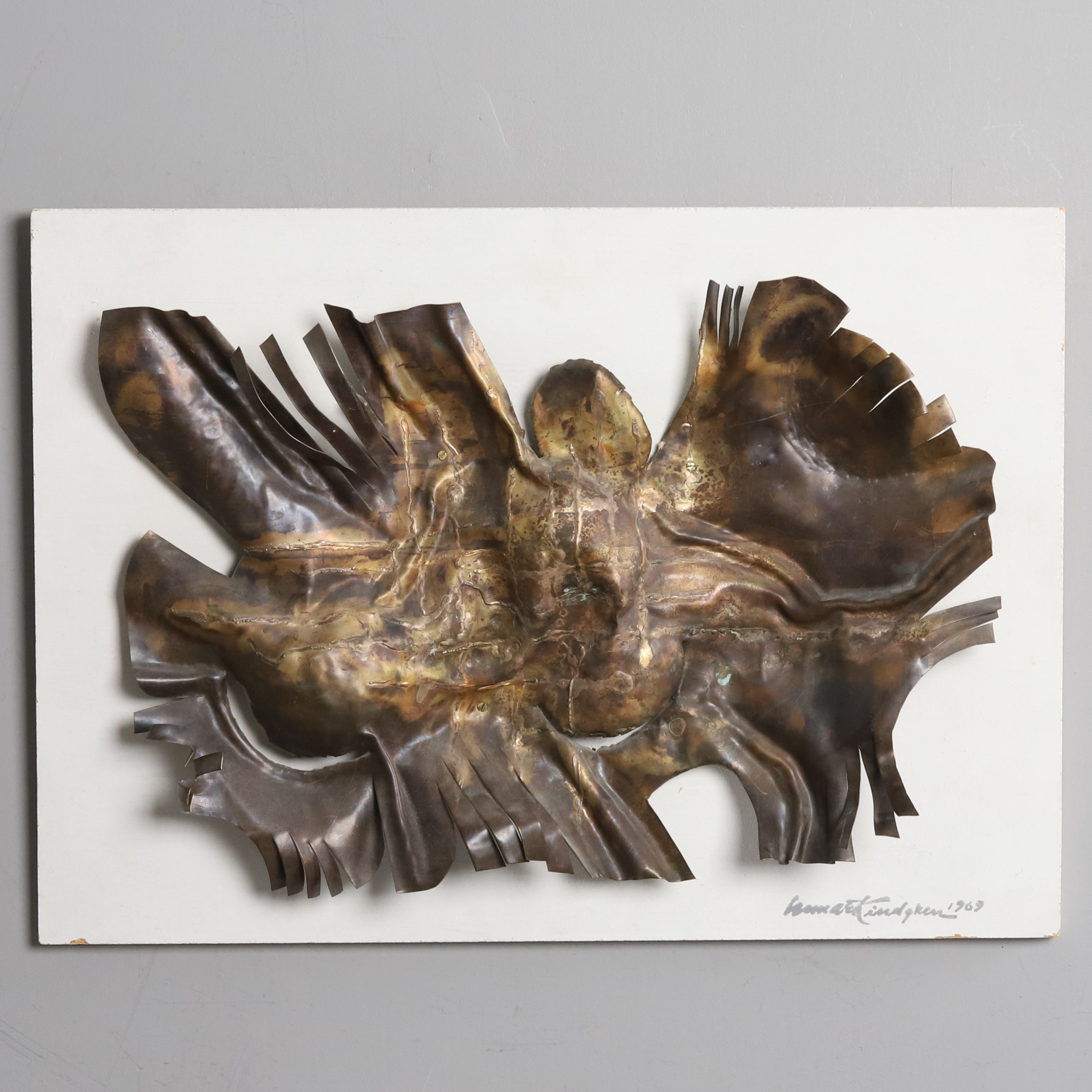 LENNART KINDGREN. VÄGGRLIEF, driven mässing, " Parningslek I signerad, daterad -69.