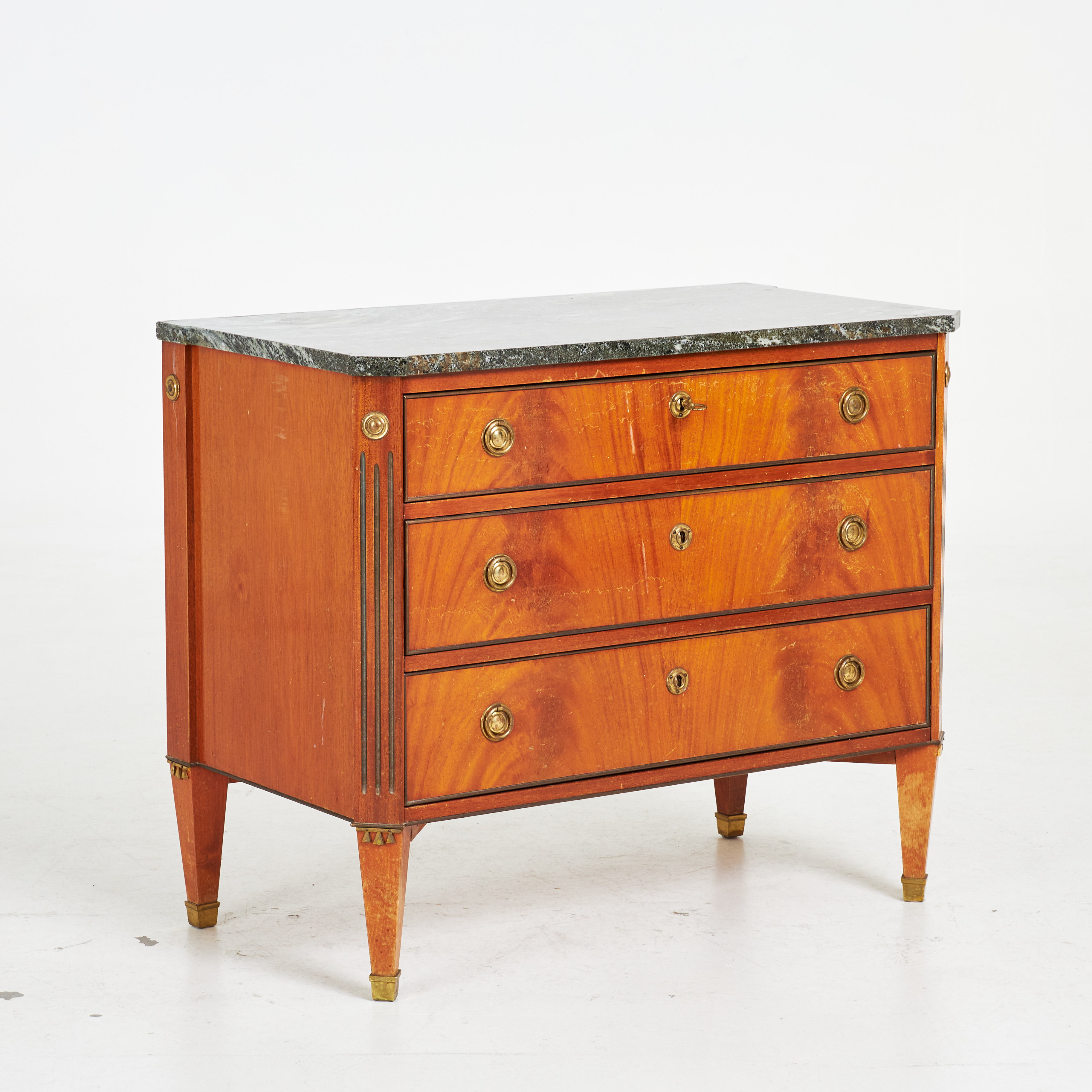 BYRÅ, gustaviansk stil, 1900-talets andra hälft fanérad med mahogny, beslag i mässing.