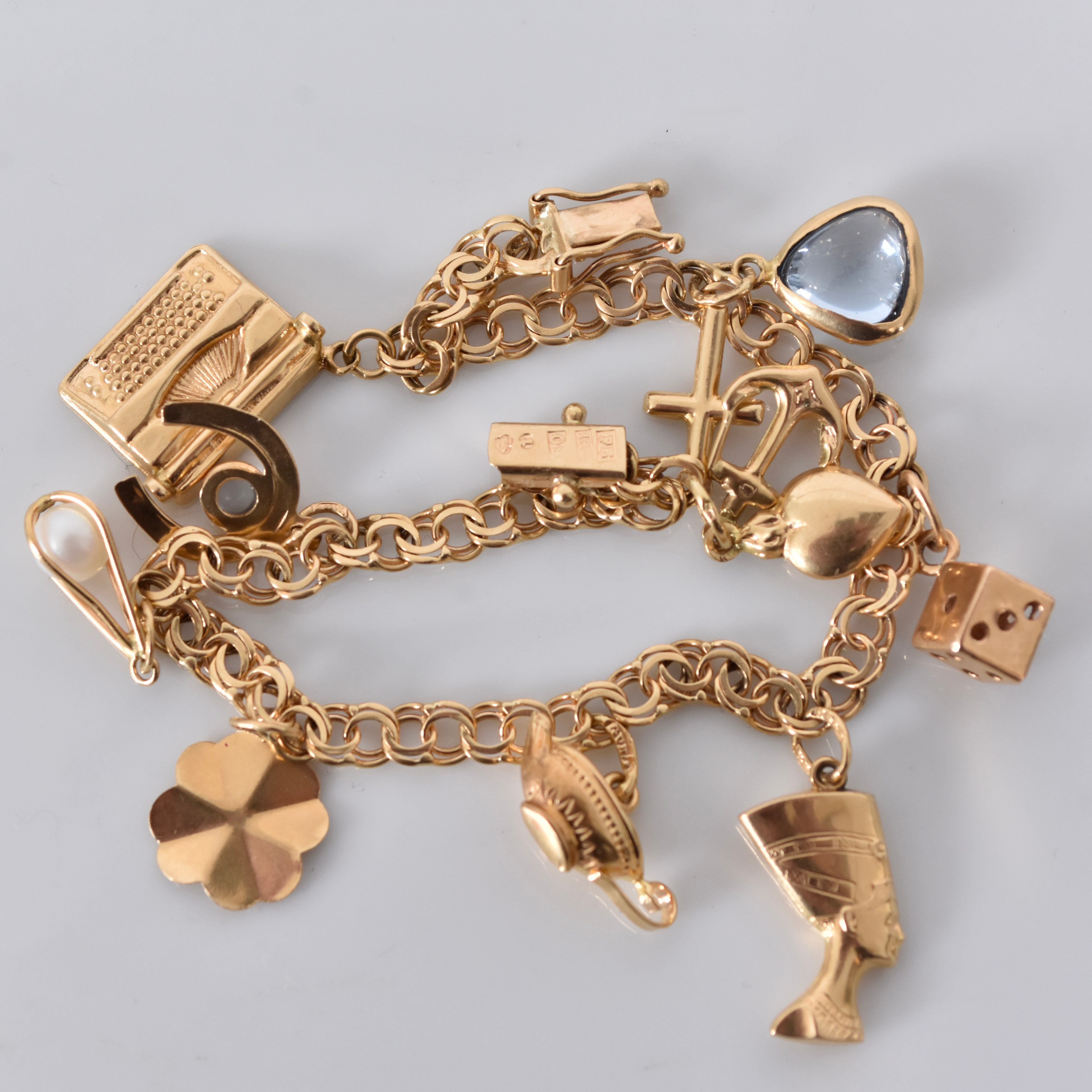 ARMLÄNK med berlocker, 18 karat rödguld.