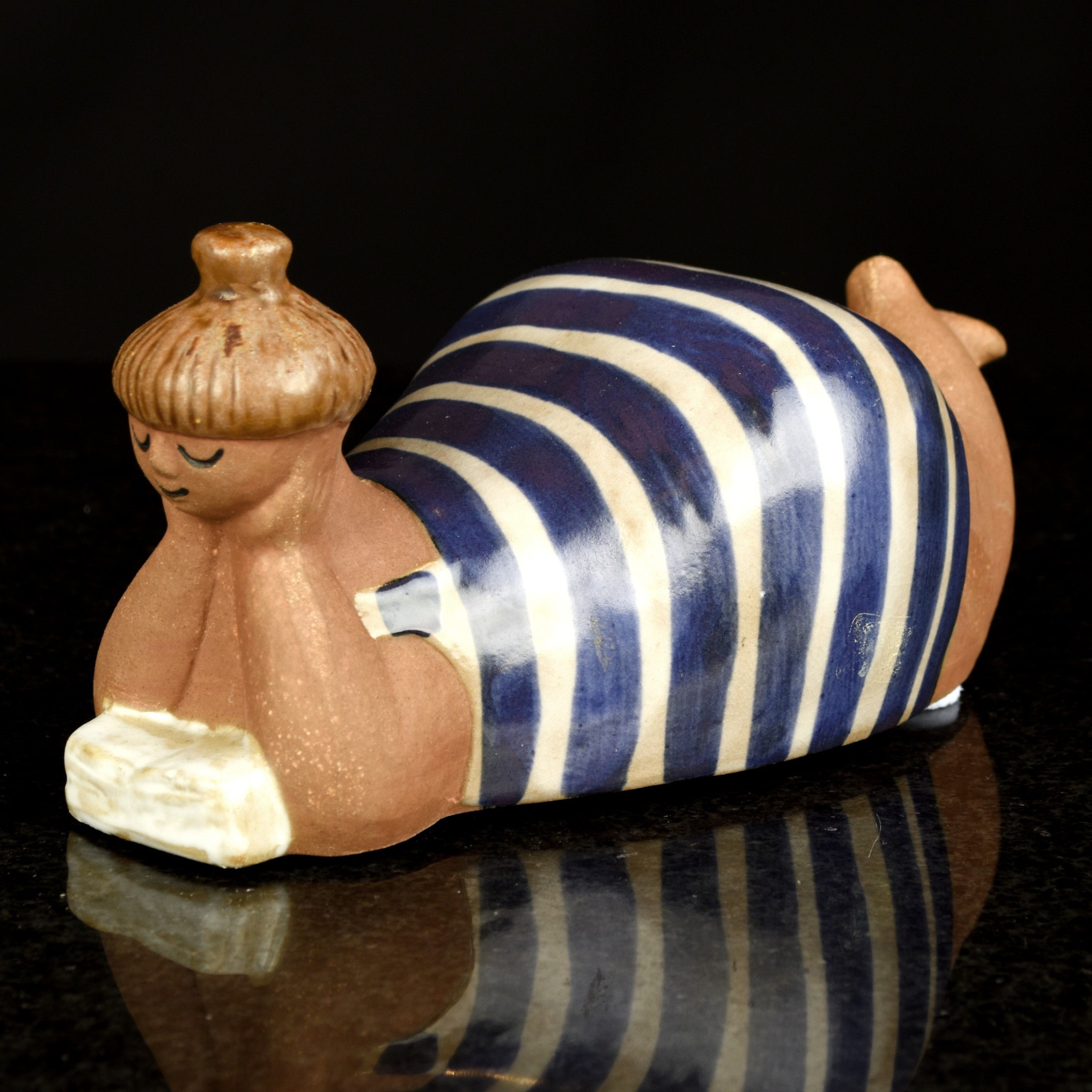 LISA LARSON. Figurin, Stengods "Beata" ur serien ABC-flickorna. Gustavsberg.