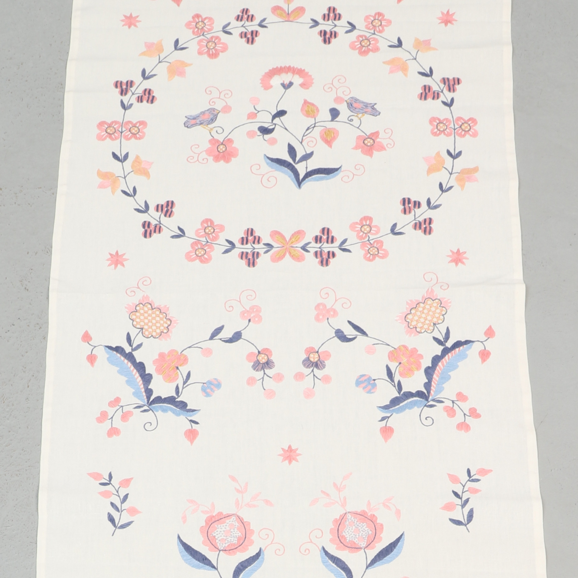 HÄNGKLÄDE, textil, Blekingesöm, signerad, daterad 1839 - 1987.