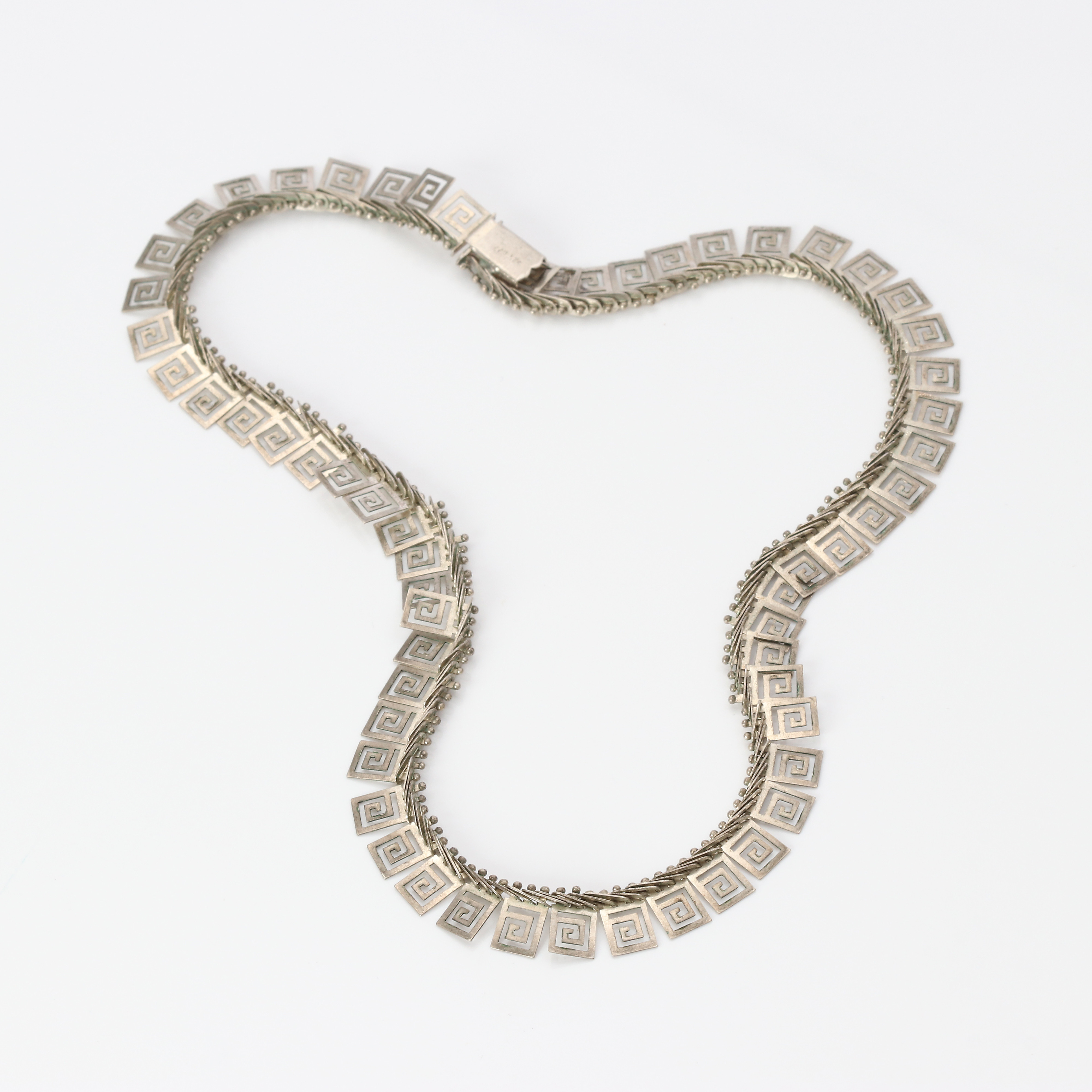 HALSBAND MED MEANDERBÅRD. Sterlingsilver, vikt ca 16,8 gram.