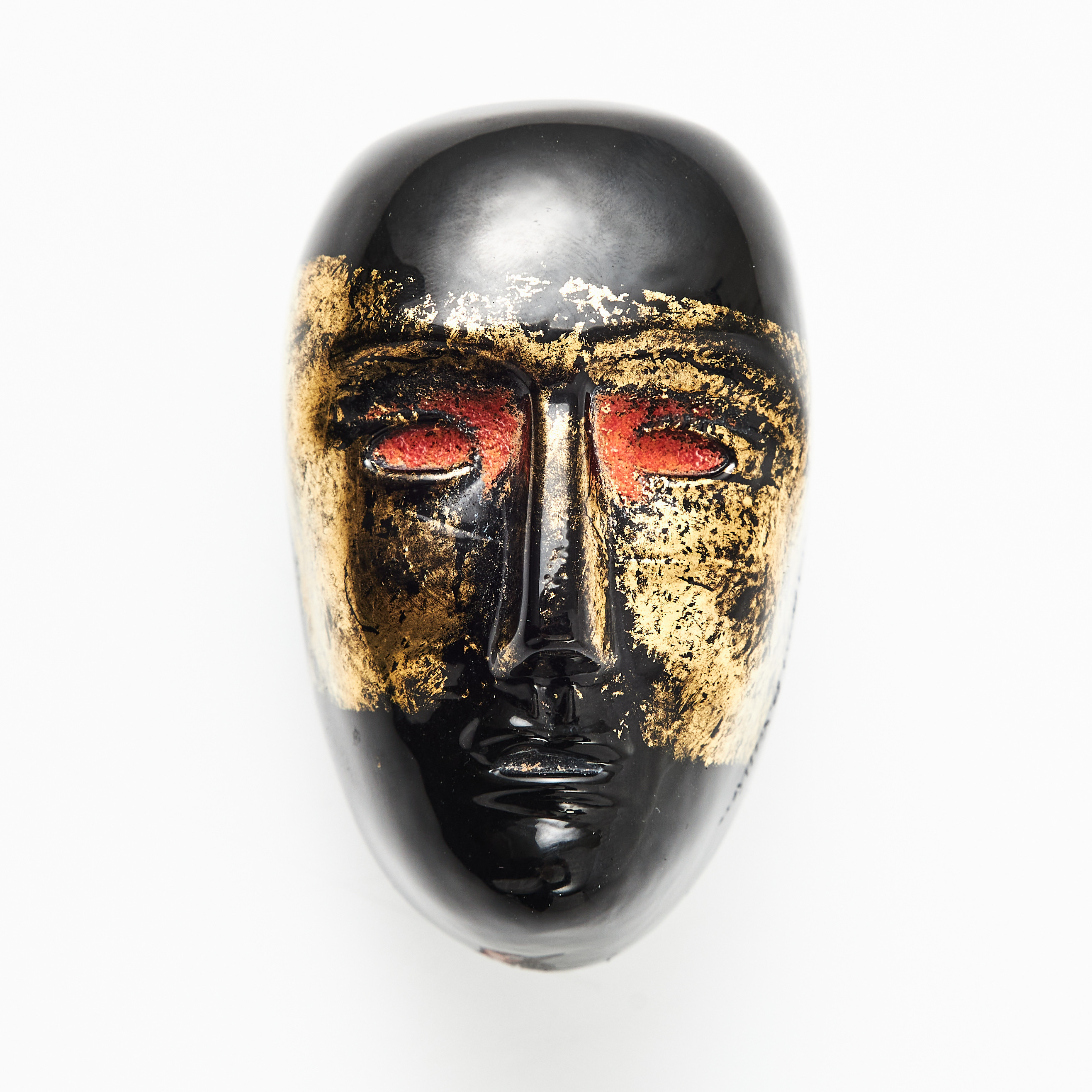 BERTIL VALLIEN. Skulptur i form av huvud, dekor i rött och guldfärg, signerad 7090809 Kosta Boda B. Vallien.