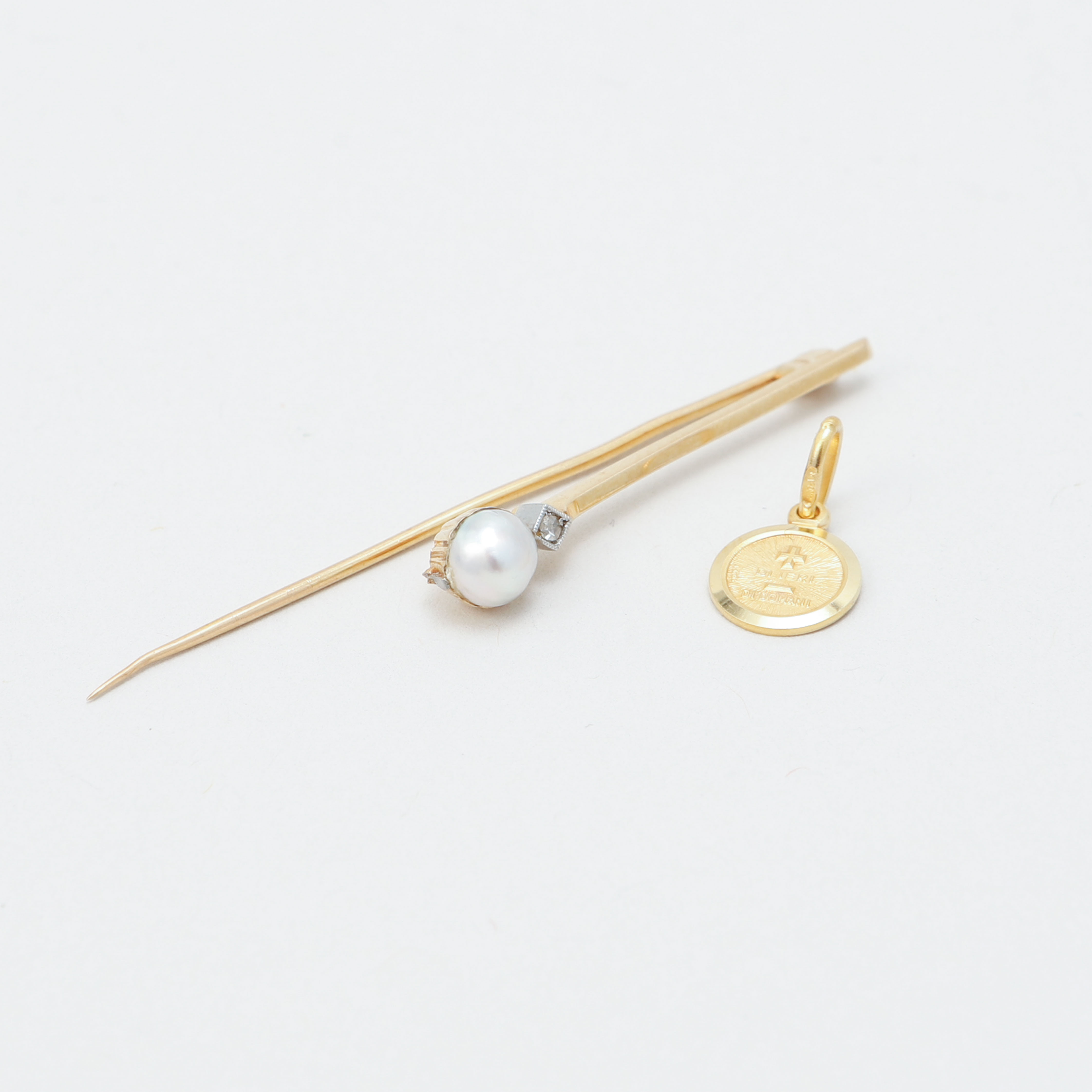 NÅL, 18k guld, pärla samt diamant. Vikt 1.8 gram samt HÄNGE, 18k guld, vikt 0.5 gram.