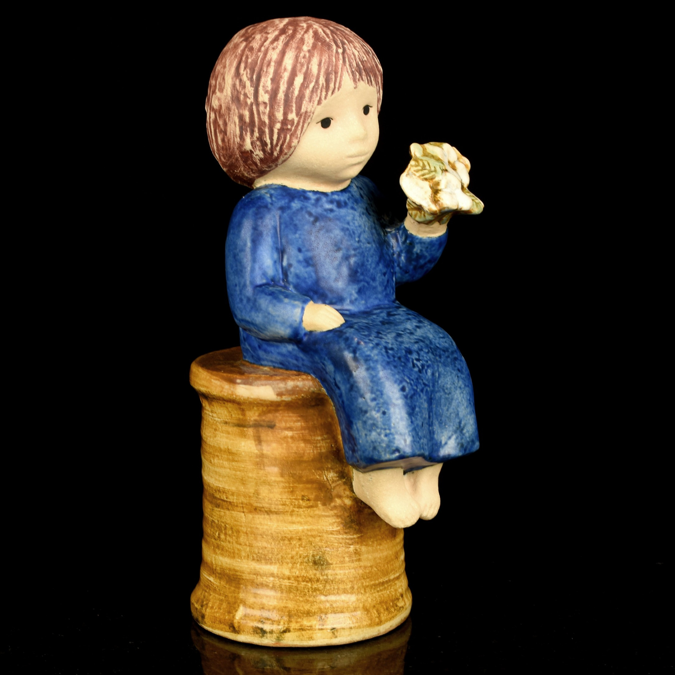 LISA LARSON. Figurin, "Blomsterflicka", glaserat stengods, Gustavsberg.