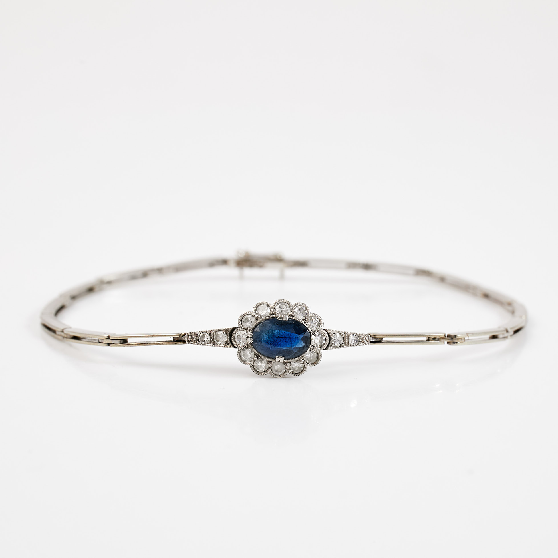 ARMBAND, 18 k vitguld, 1 ovalslipad safir, åttkantslipade diamanter, totalt ca 0,41 ct, Guldvaruaktiebolaget G. Dahlgren & Co Ab, Malmö, 1932.