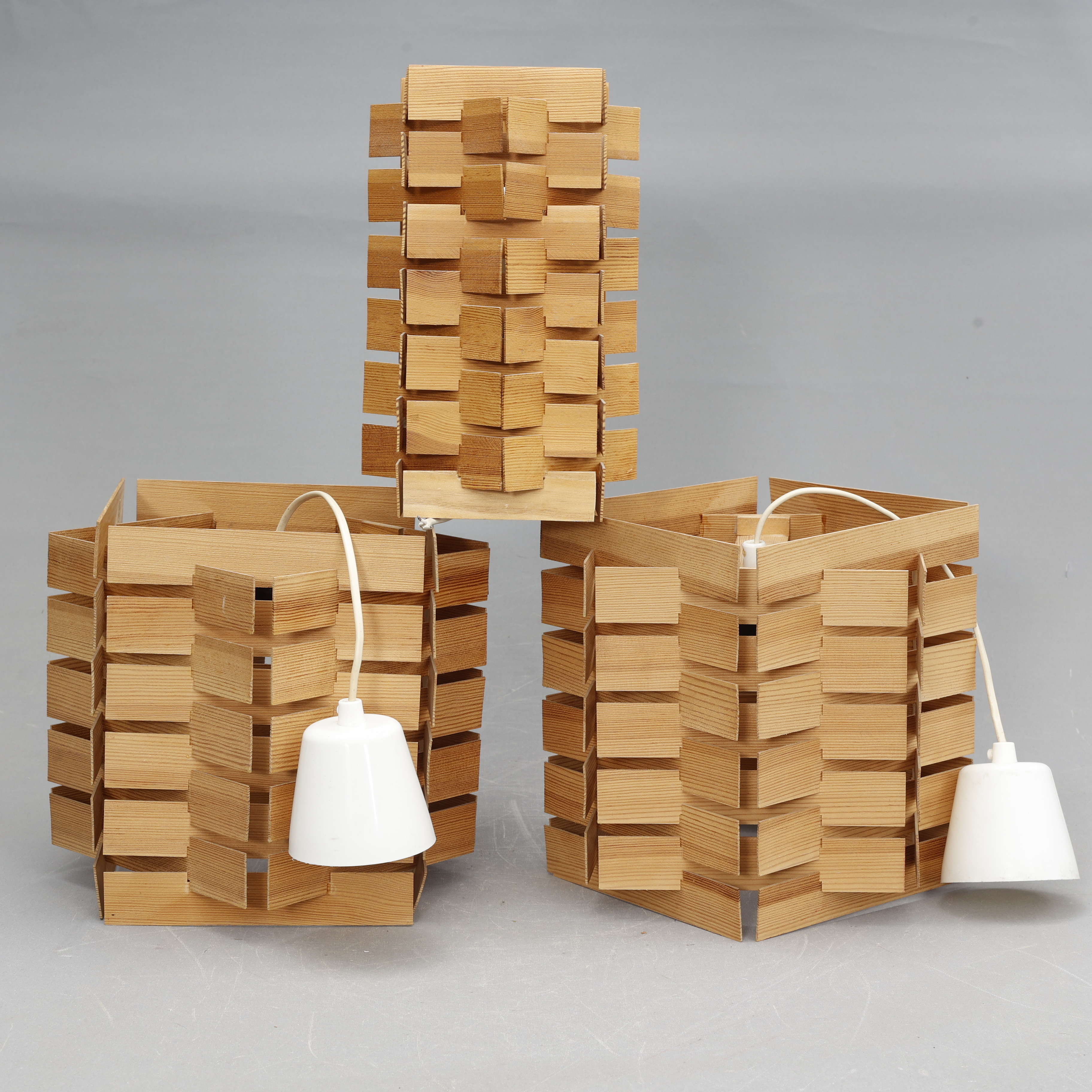 TAKLAMPOR ett par samt en vägglampa, trä, 1900-talets andra hälft.