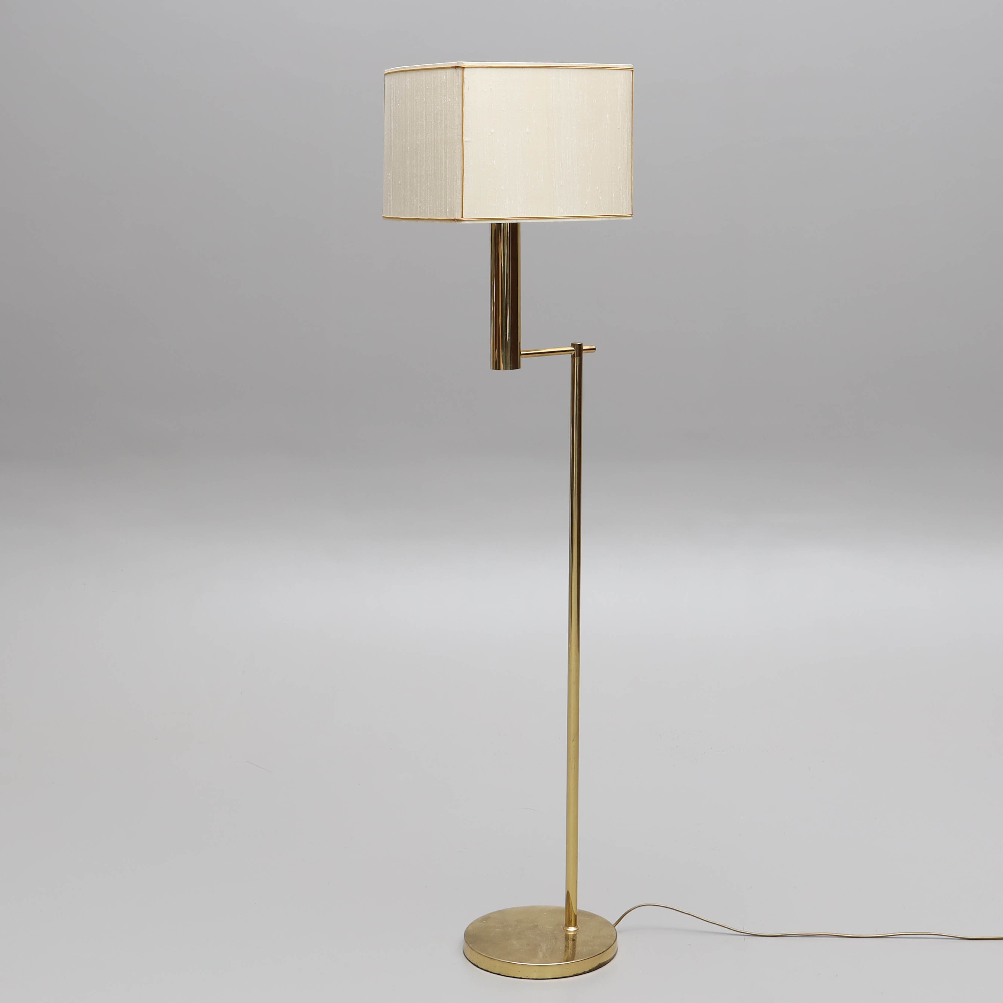 GOLVLAMPA, mässing, märkt modell 5773, 1960/70-tal.