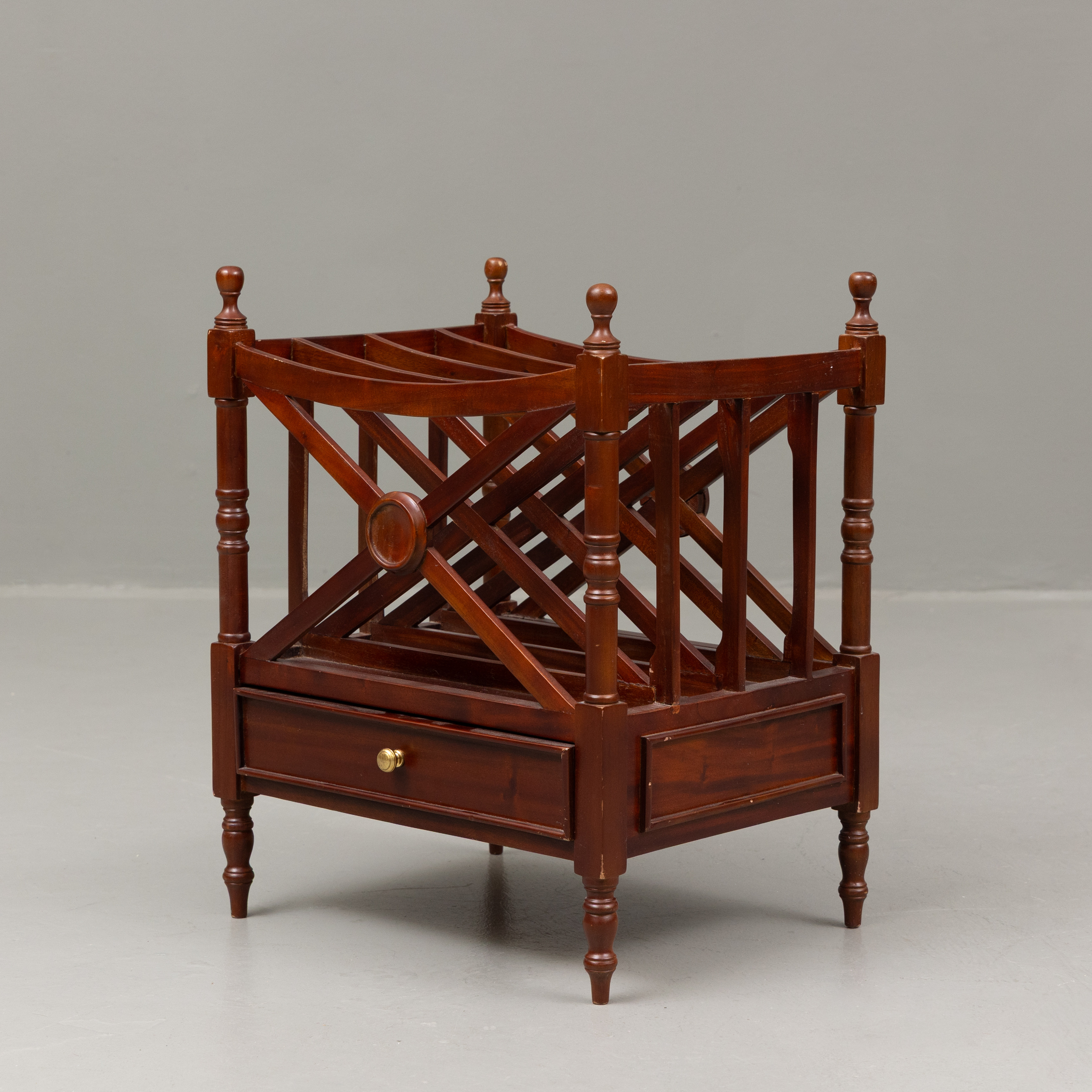 TIDNINGSSTÄLL, med låda, mahogny, engelsk stil, 1900-talets andra hälft.