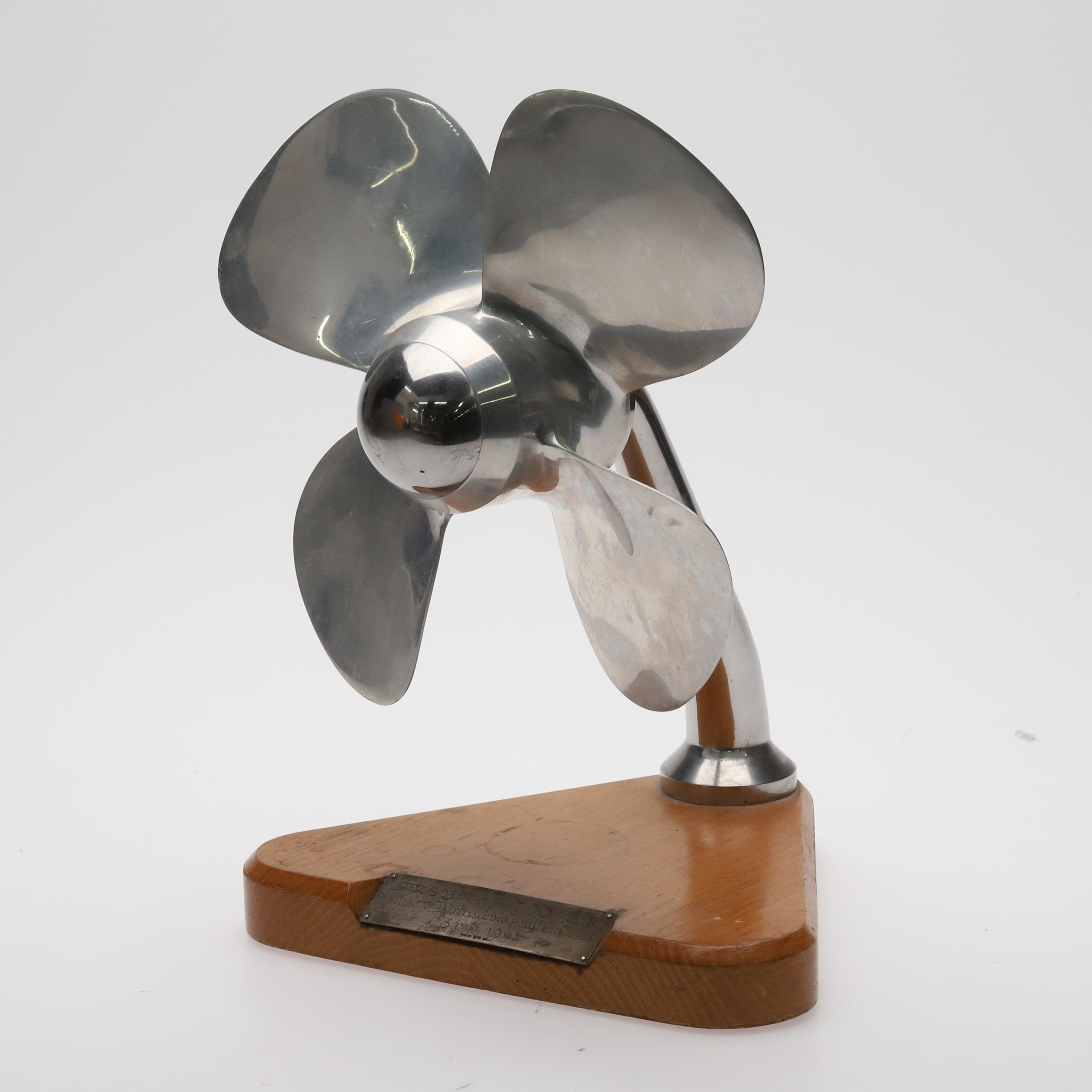 PROPELLER, kromad metall, monterad på träsockel, märkt med silverbricka.