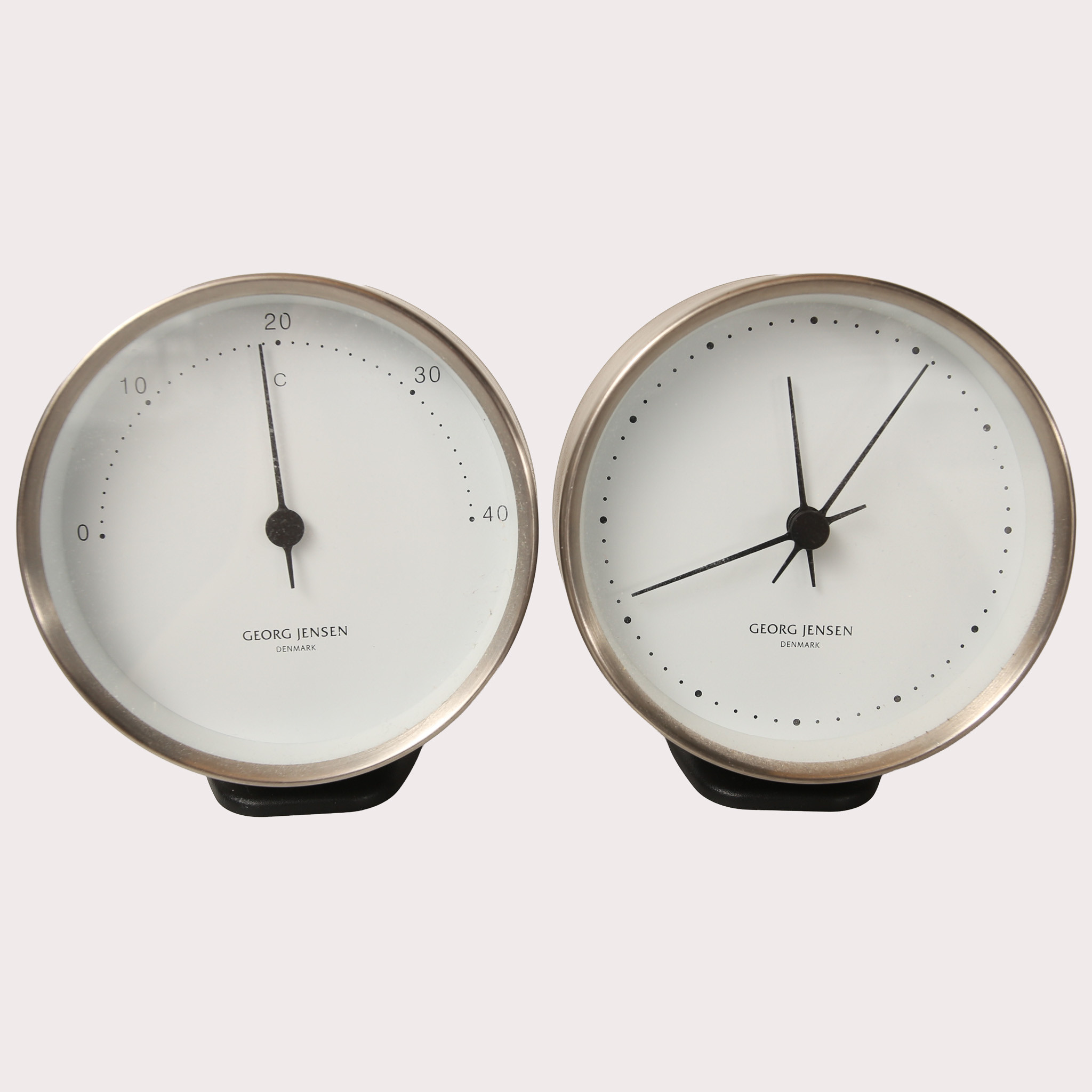 GEORG JENSEN. BORDSUR samt TERMOMETER, 2 delar, Danmark, borstad aluminium, qvartsverk.