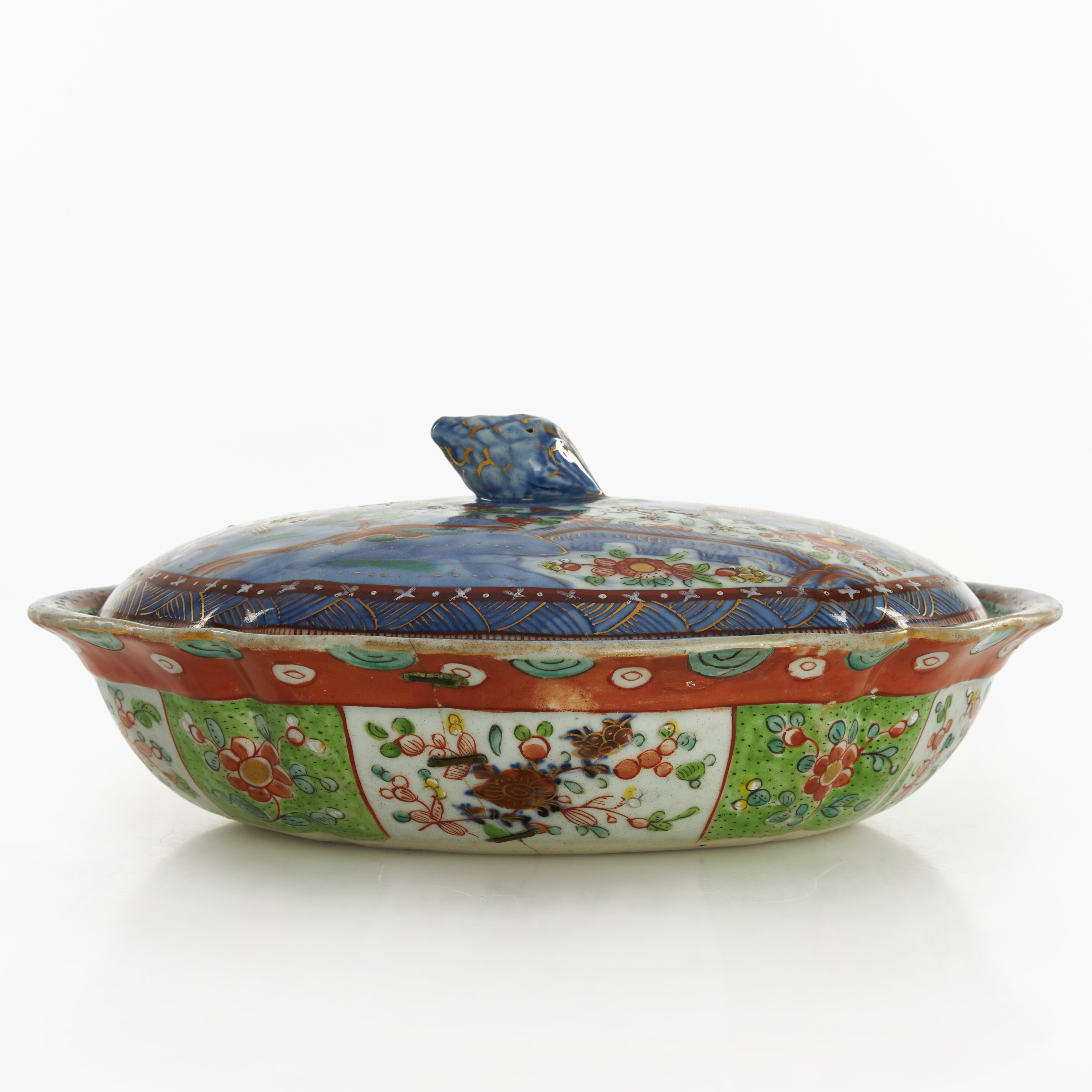 KAROTT MED LOCK, Kina, sent 1700-tal, porslin, dekor av landskap i blåvit underglasyr, efterdekorerad i Europa, så kallat "clobbered".