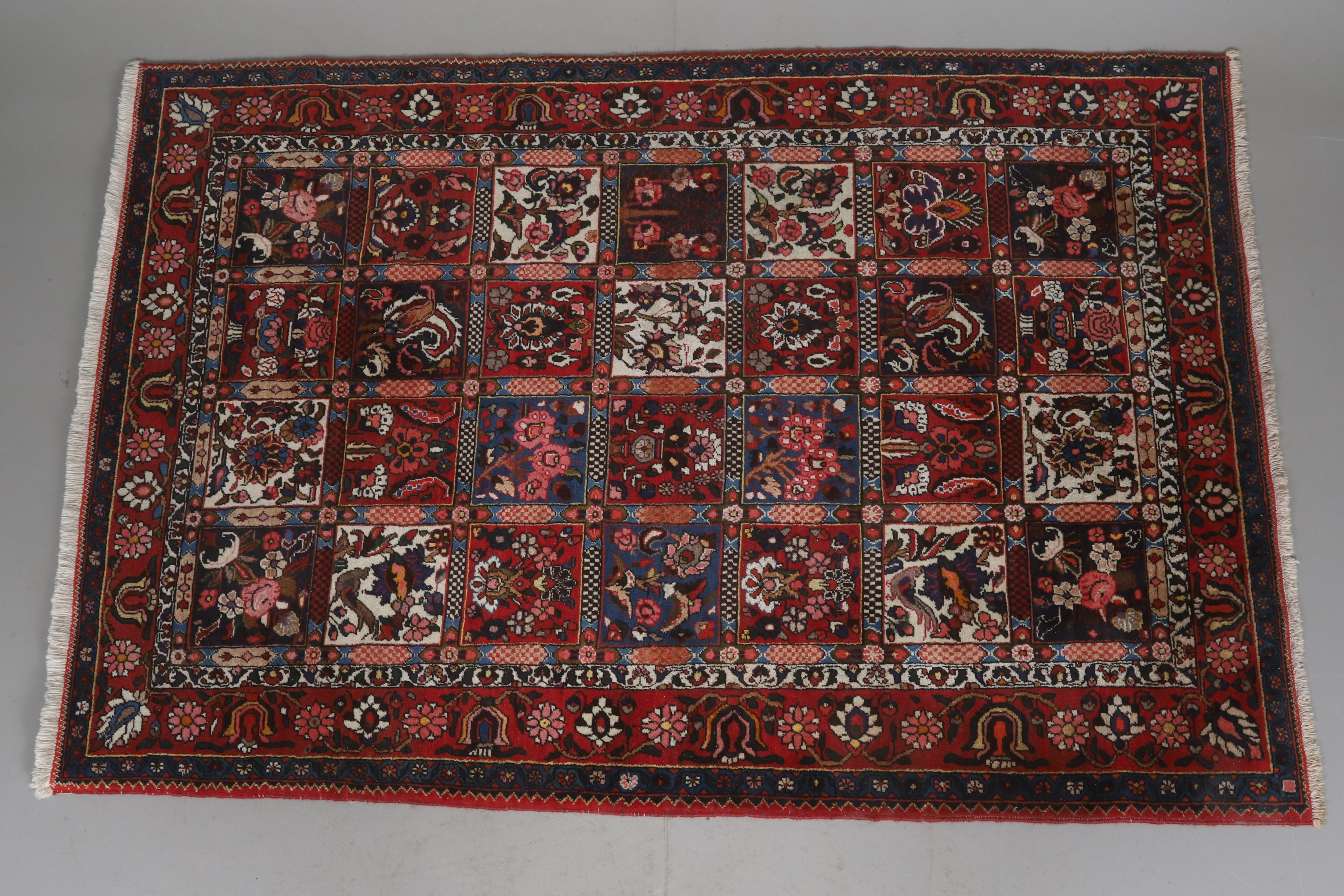 ORIENTMATTA. Bakhtiari, handknuten, semiantik, med s.k trädgårdsmotiv, 136 x 203 cm.