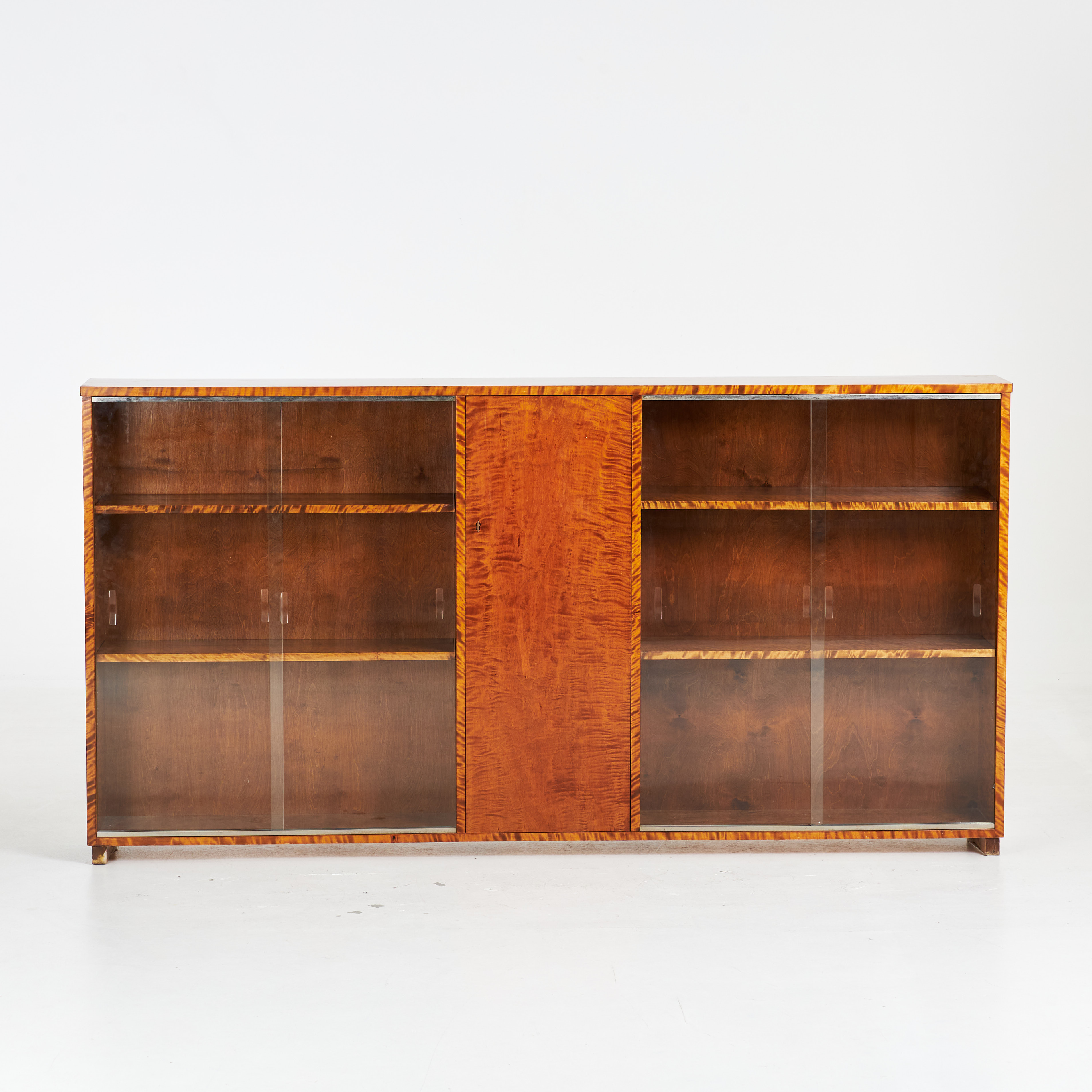 BOKHYLLA. 1920/30-tal, björk, skjutbara glasdörrar.